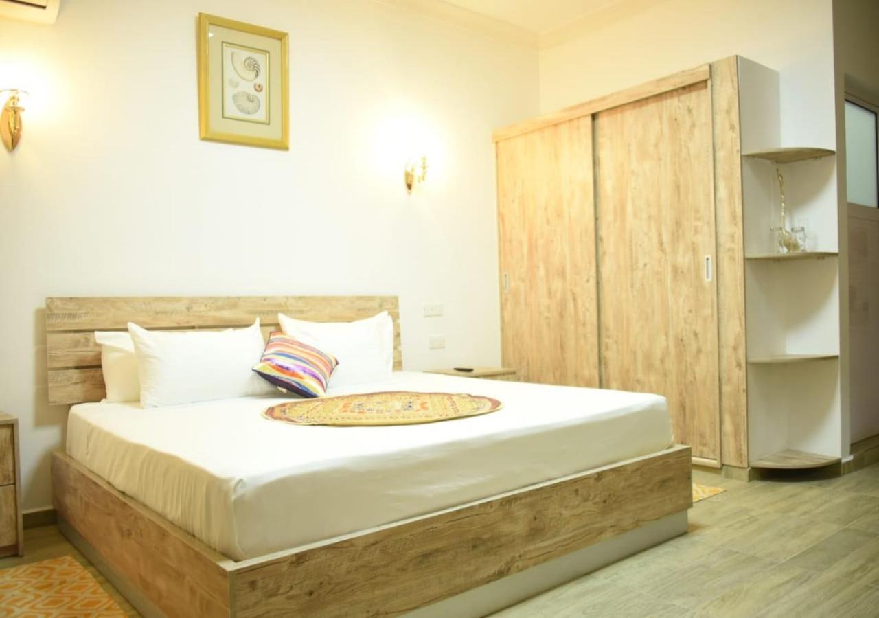 Double Room with Balcony and partial sea view photo 3