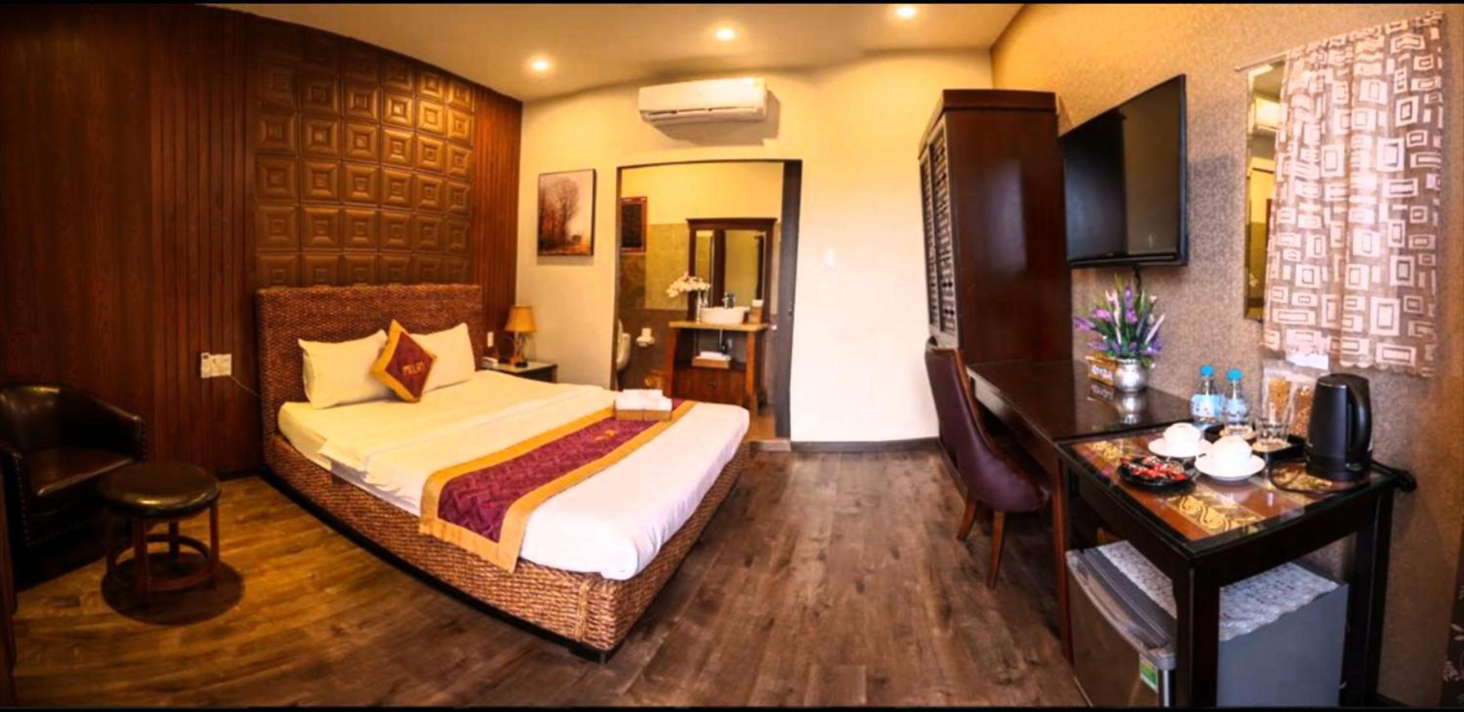 Deluxe Double Room with Bath - Photo 2