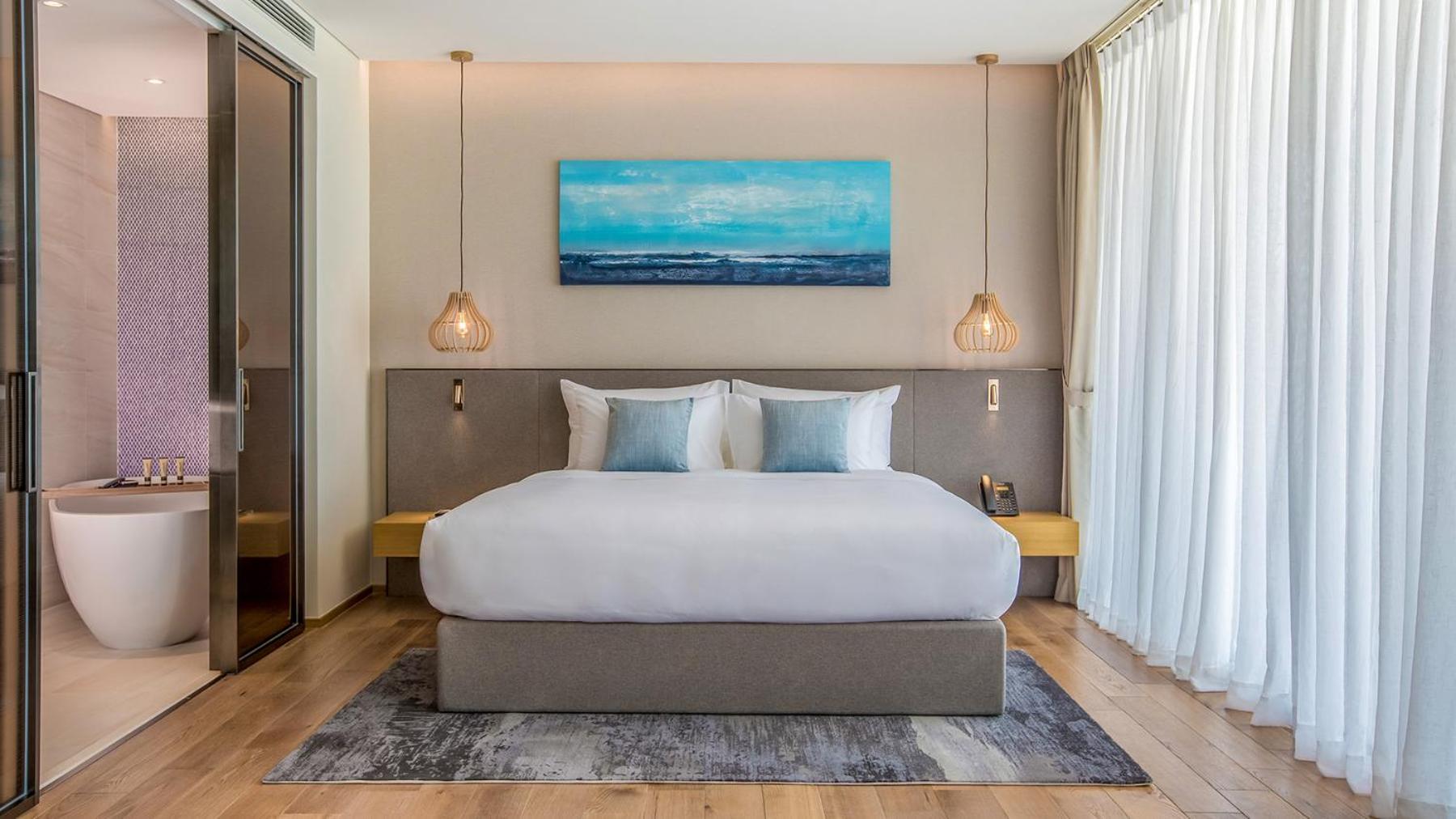 Junior Ocean Suite with Balcony and Bathtub photo 2
