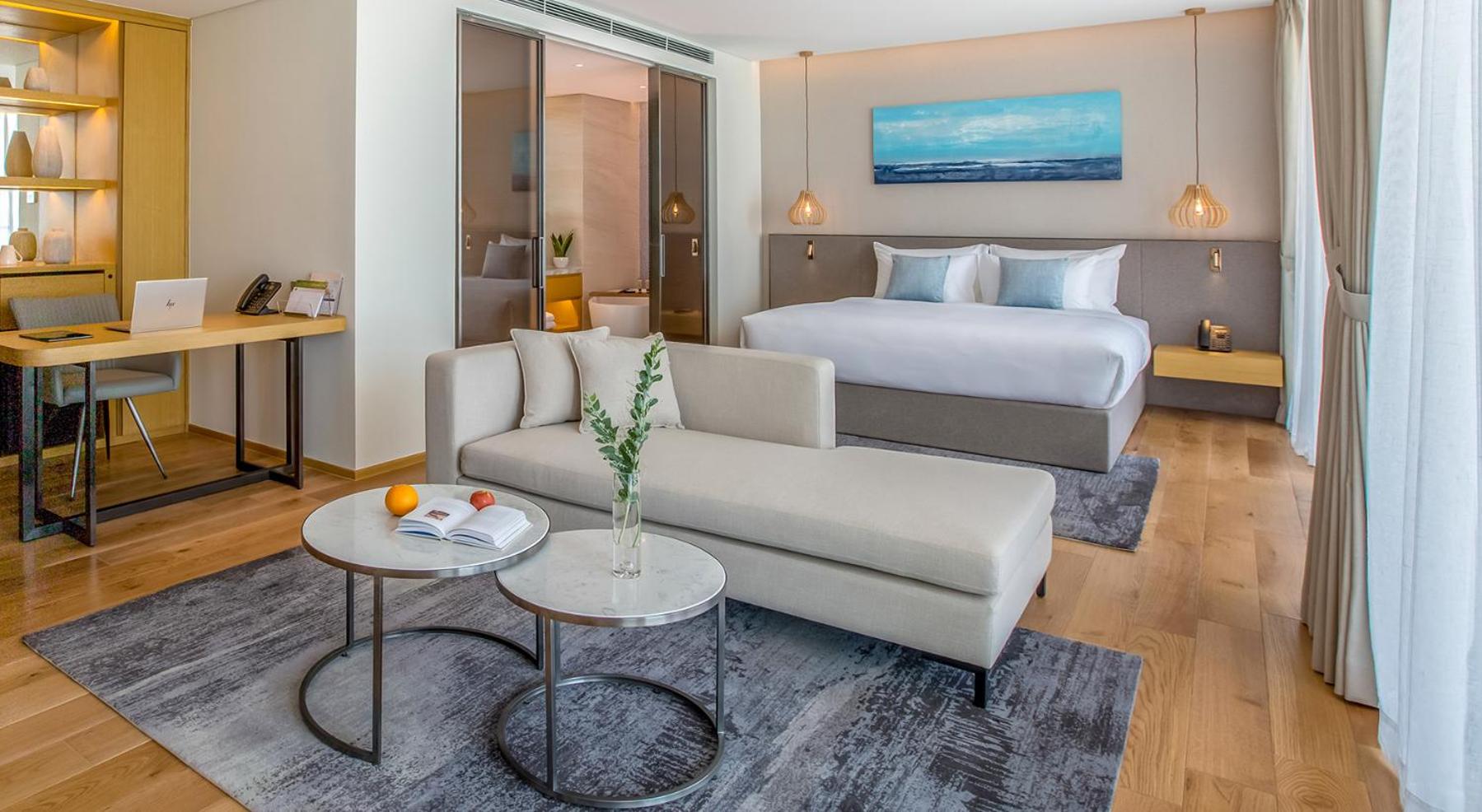 Junior Suite Panorama City View with Balcony and Bathtub