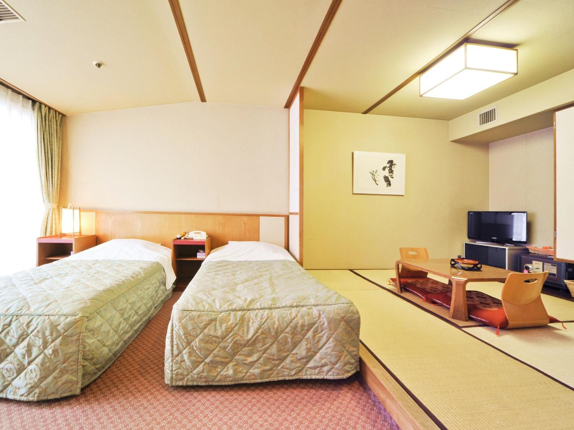 Twin Room with Tatami Area on Top Floor - Non-Smoking photo 2