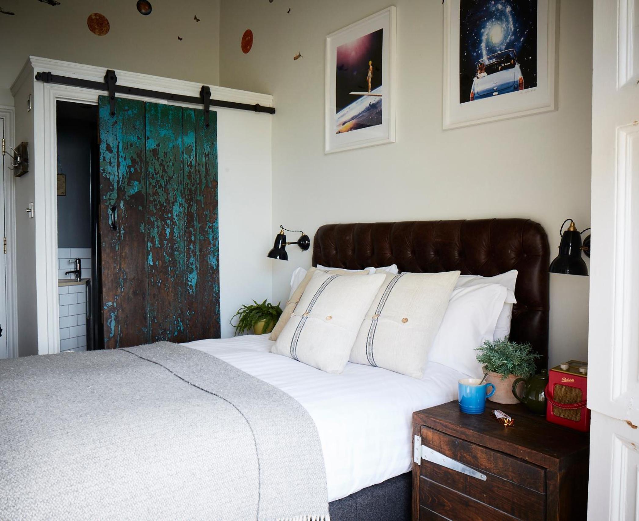 Tiny Double Room with Sea View and Balcony - Photo 2