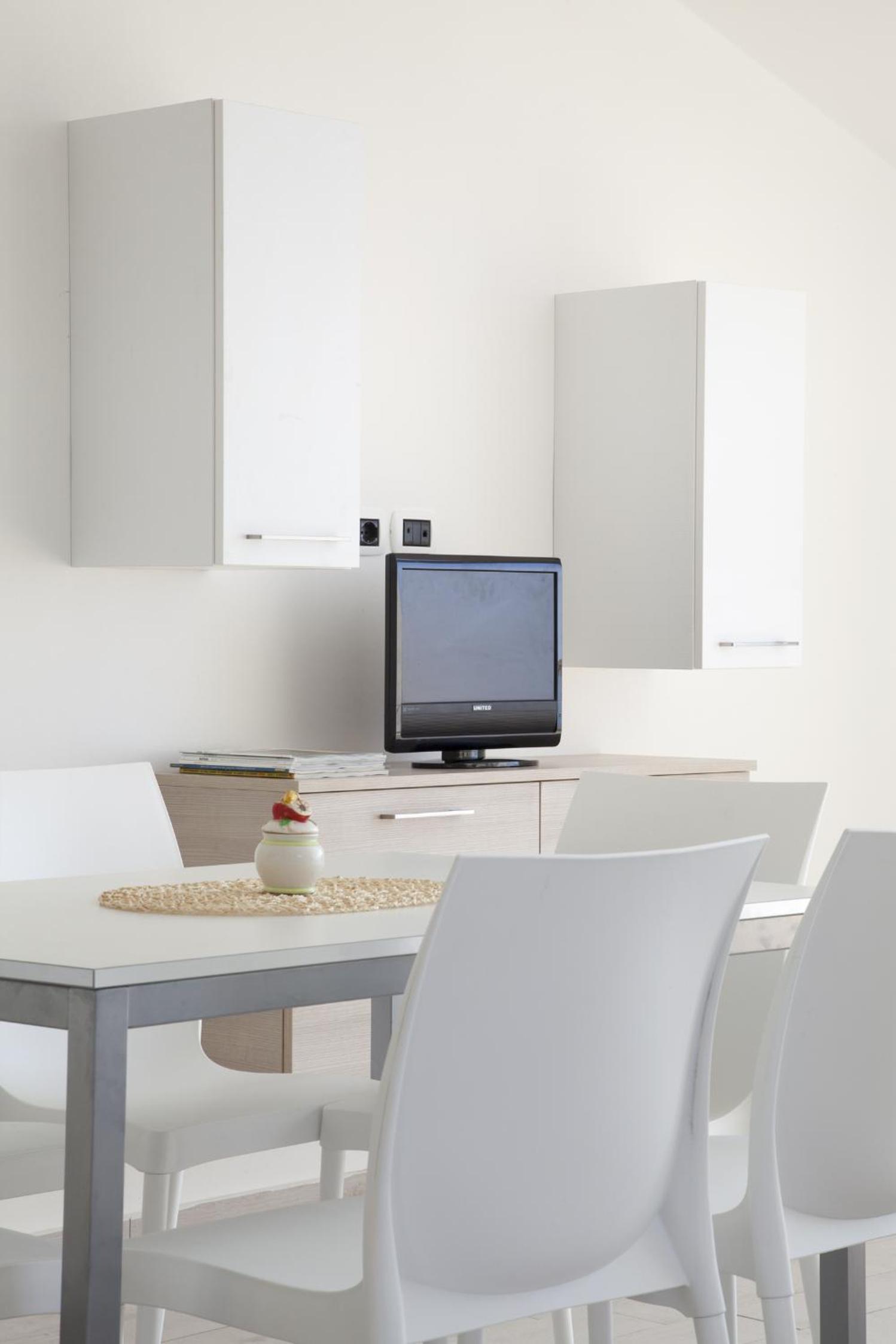 One-Bedroom Apartment with Side Sea View photo 3