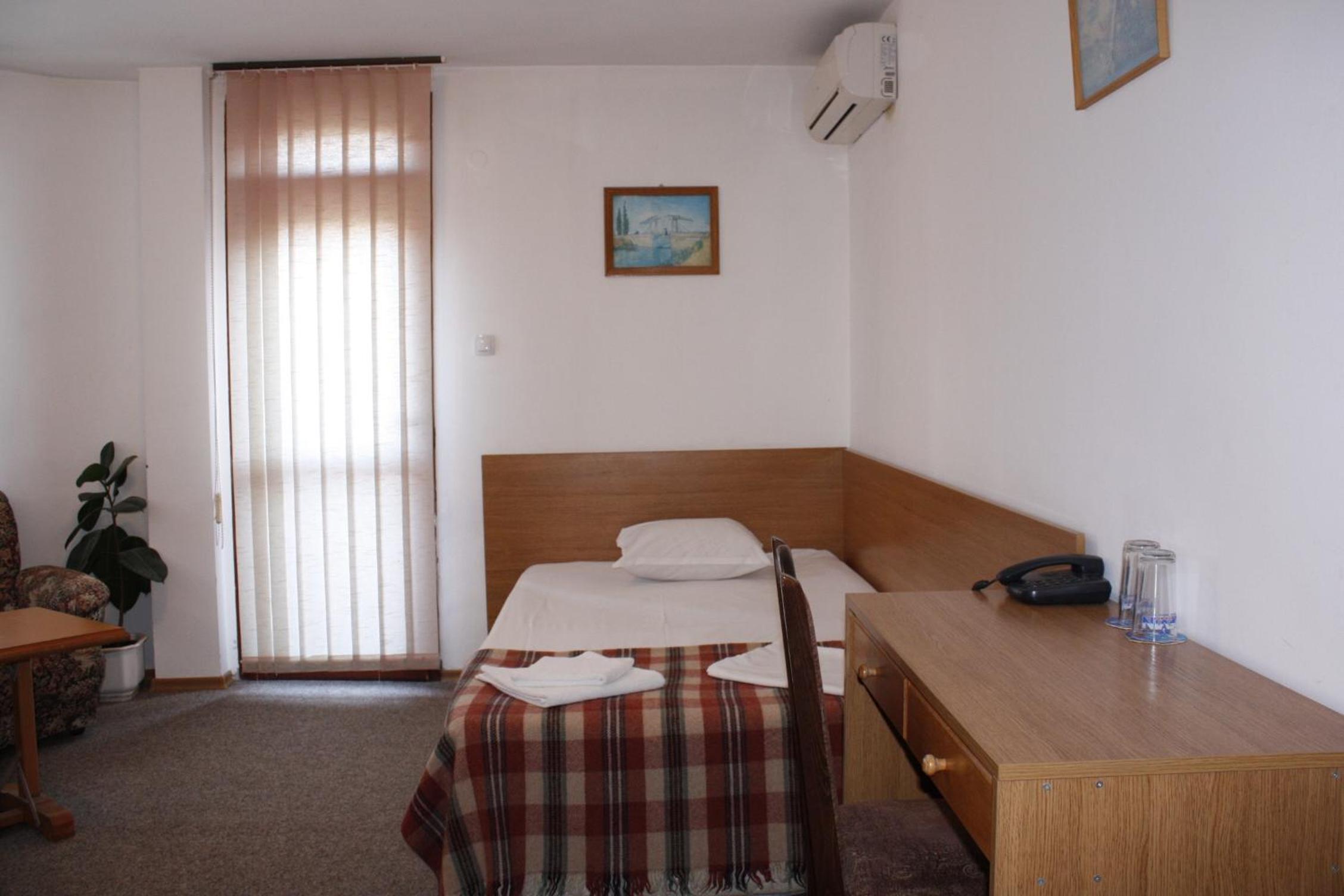 Junior Suite (3 Adults) - Photo 8