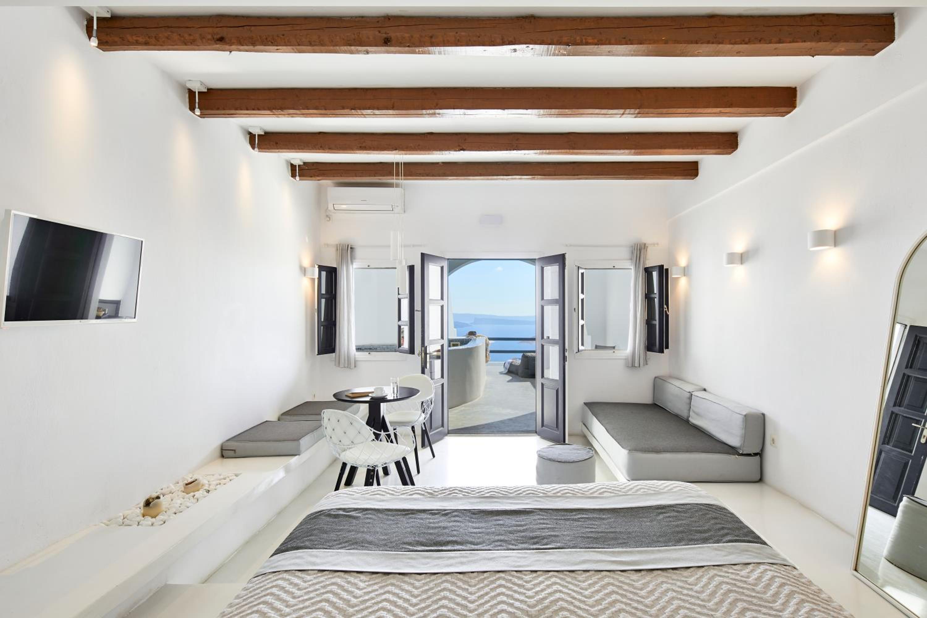 Deluxe Suite with outdoor heated private Jacuzzi photo 1