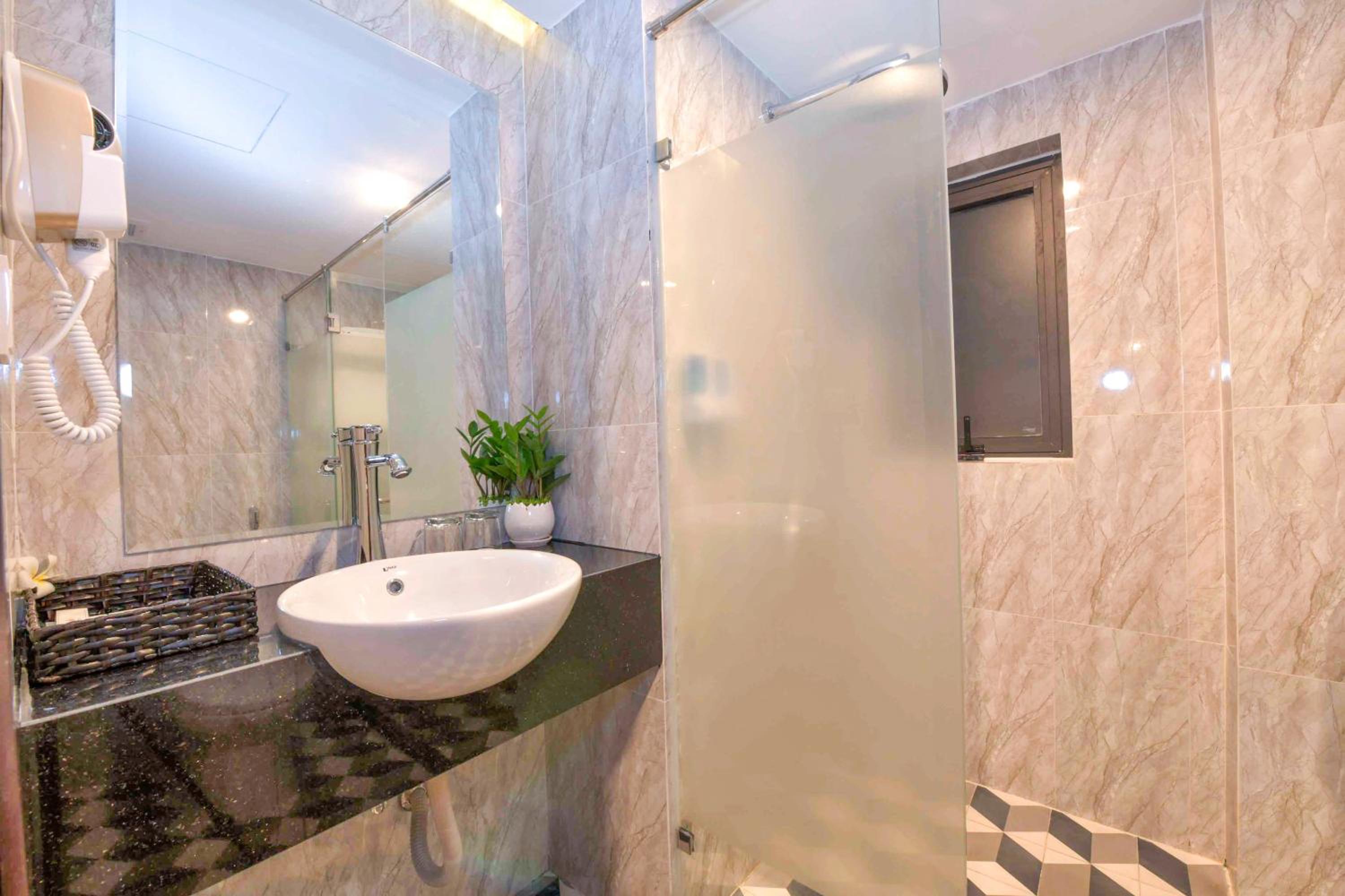 Deluxe Double Room with Partial Ocean View - Photo 7