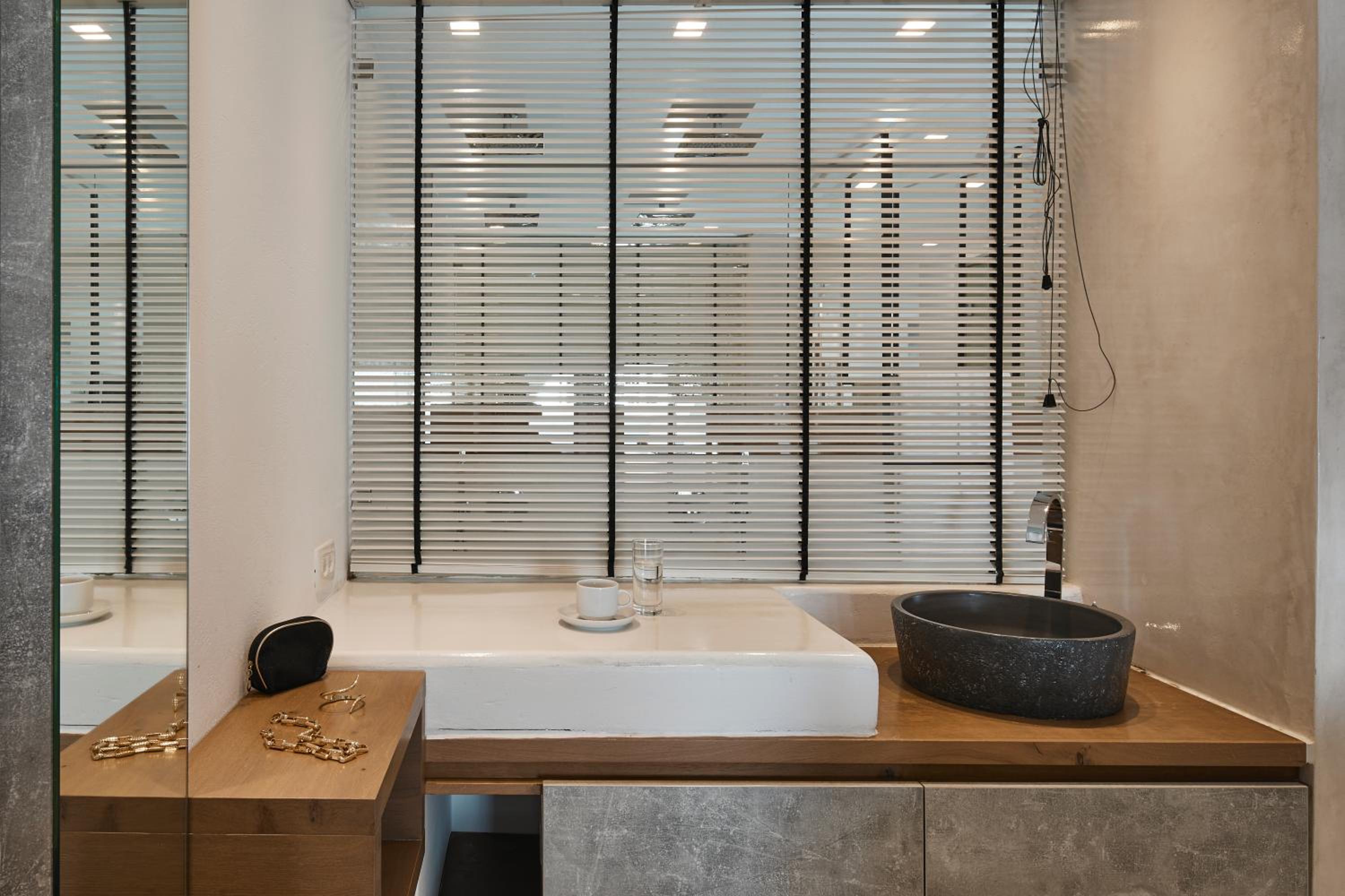 Deluxe Suite with outdoor heated private Jacuzzi photo 3