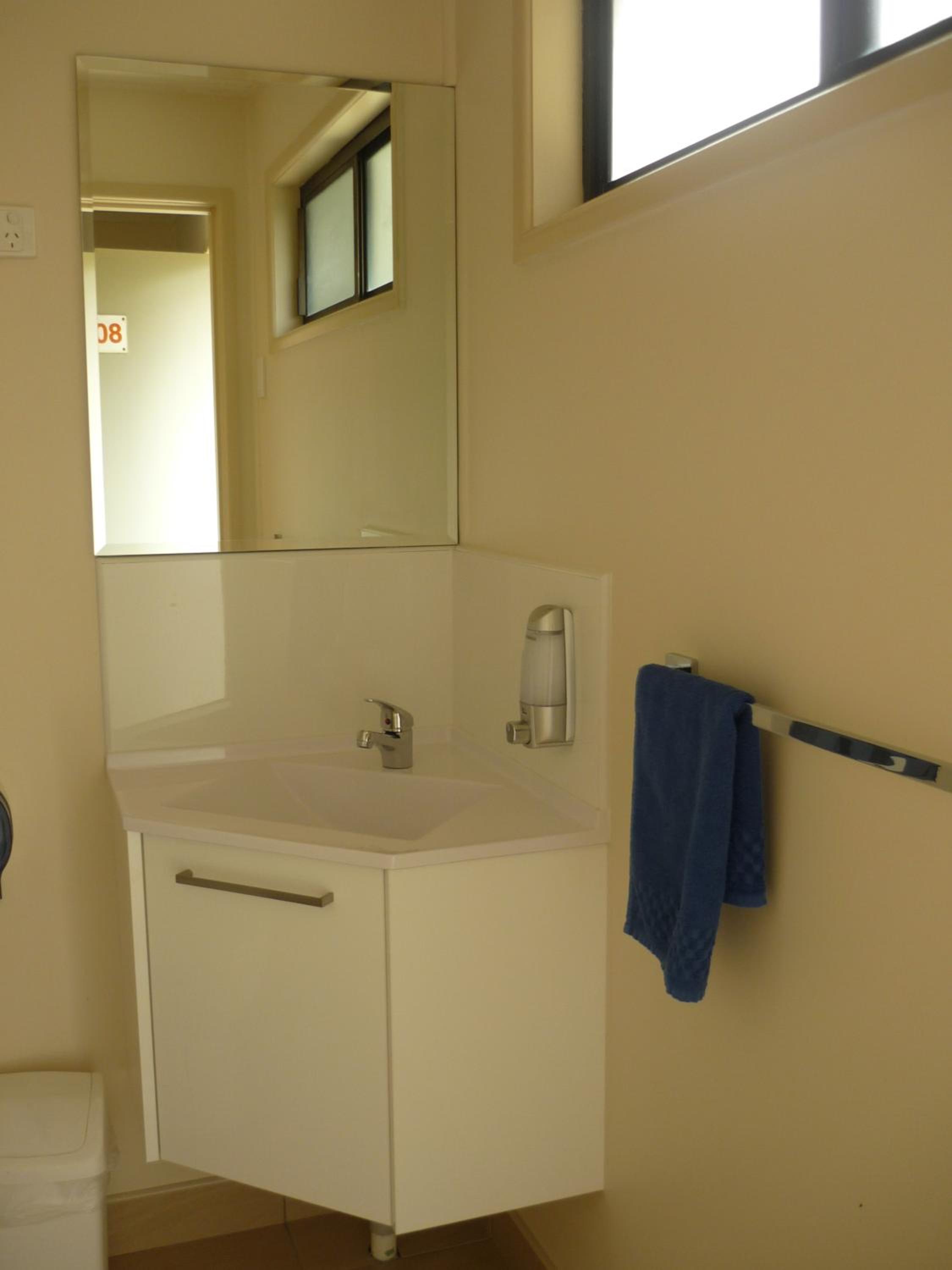 Open Plan Motel Style Air Conditioned Cabin photo 3