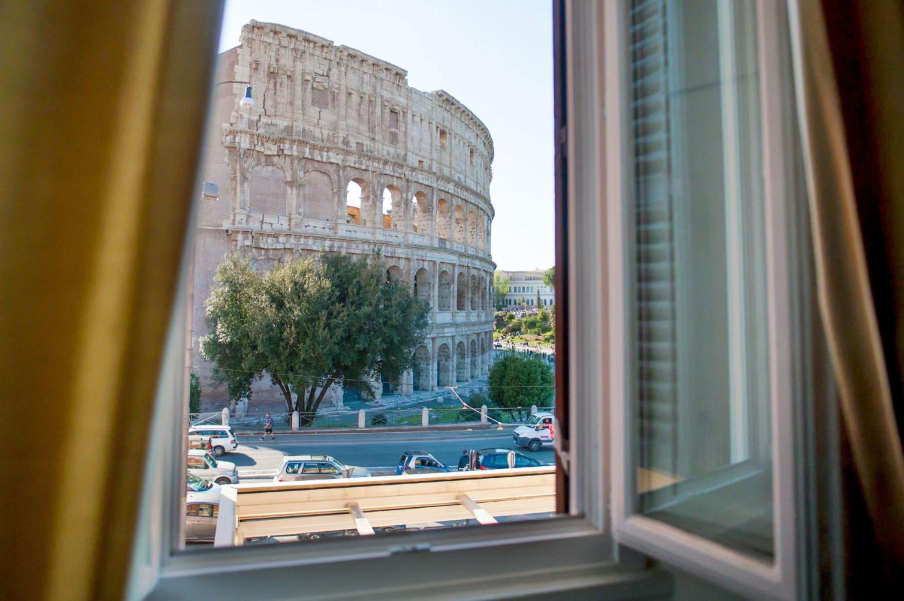 Double Room with Colosseum View photo 3
