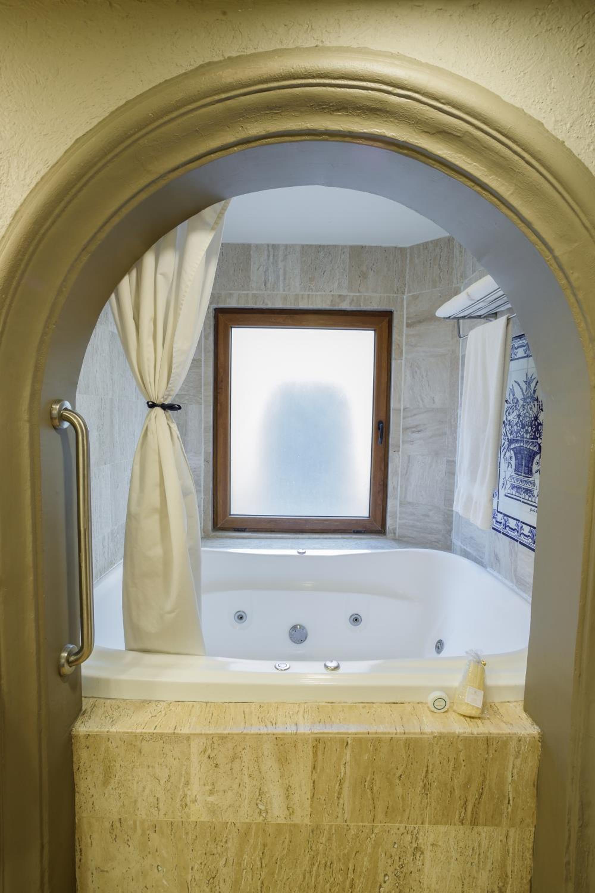Available room thumbnail 5