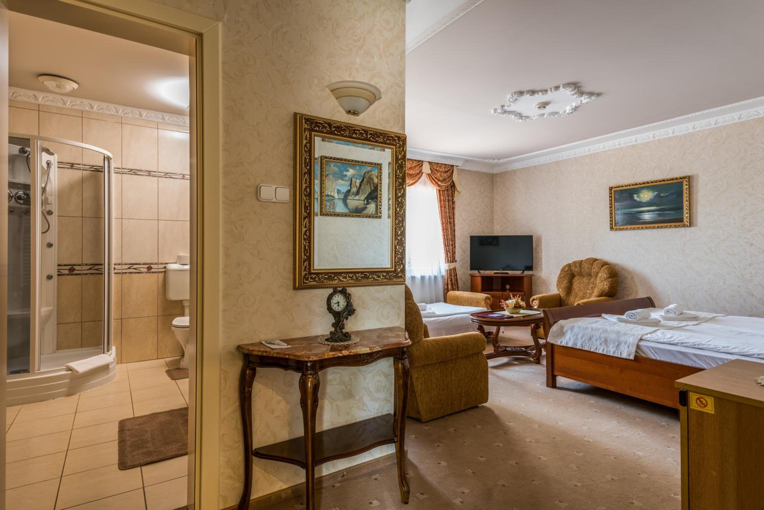 Deluxe Double Room - Building A - Photo 4