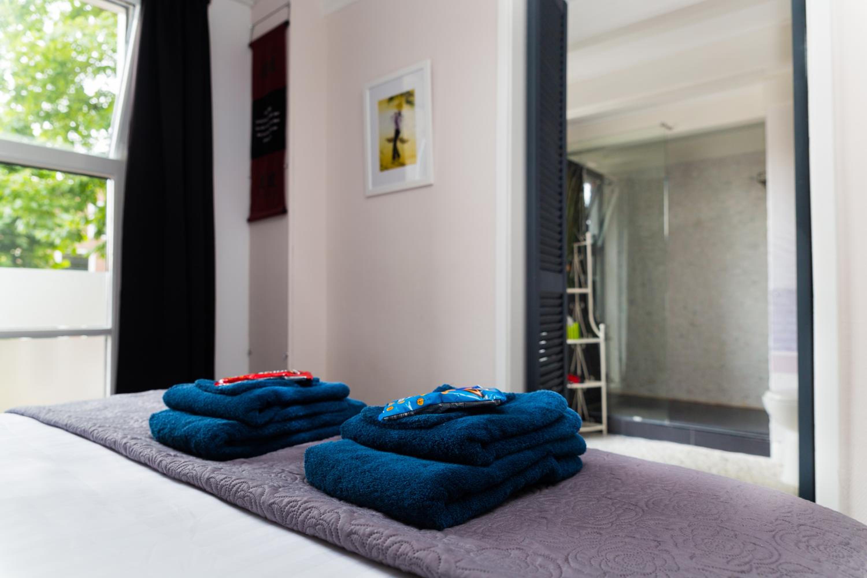 Deluxe King Room - Photo 8