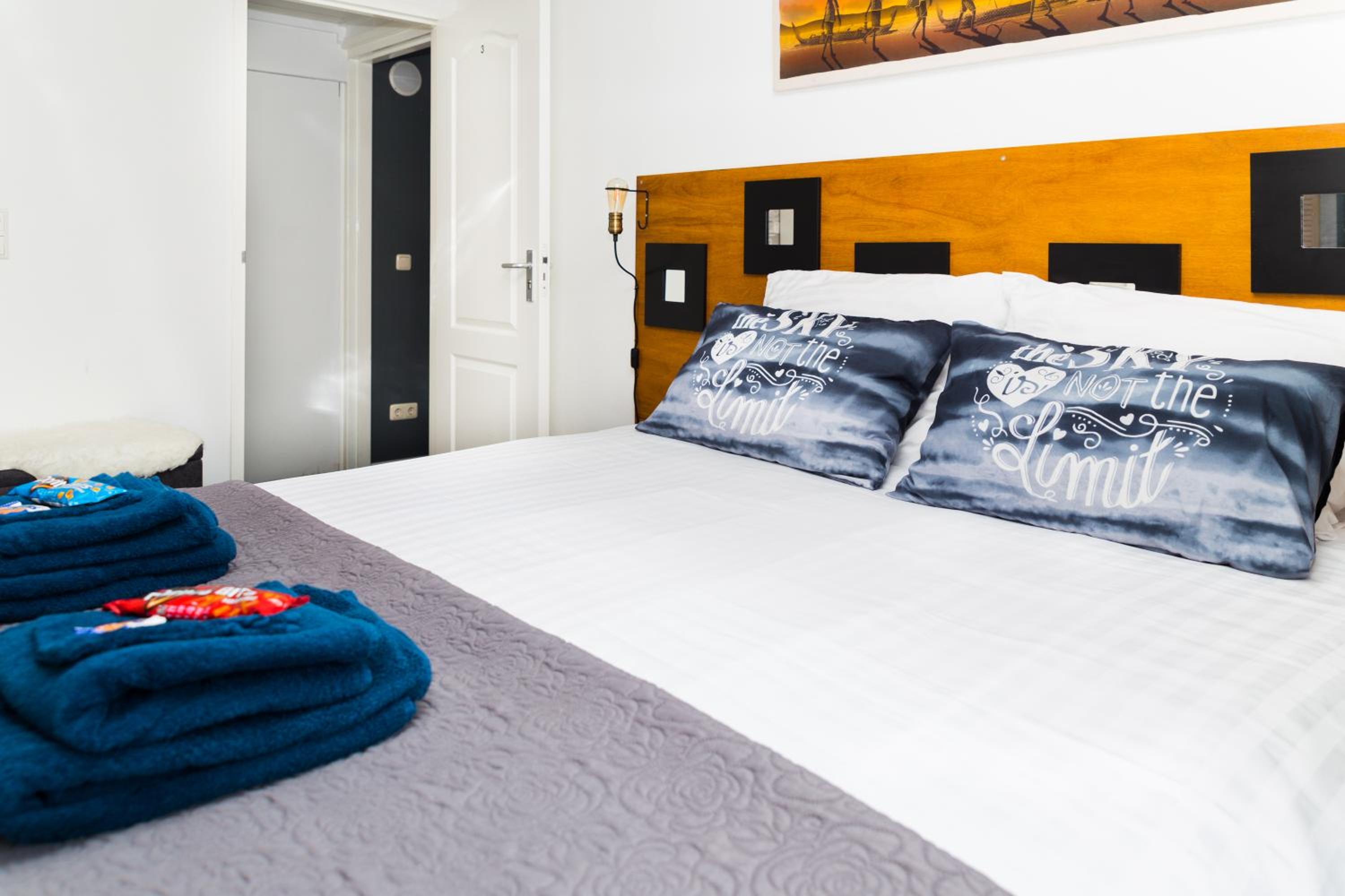 Deluxe King Room - Photo 9