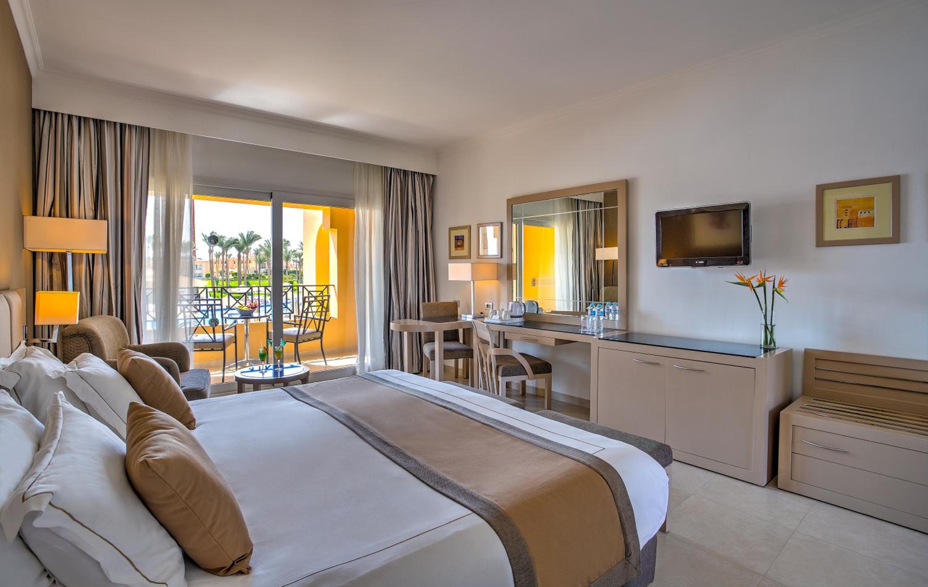 King Room with Pool View photo 2