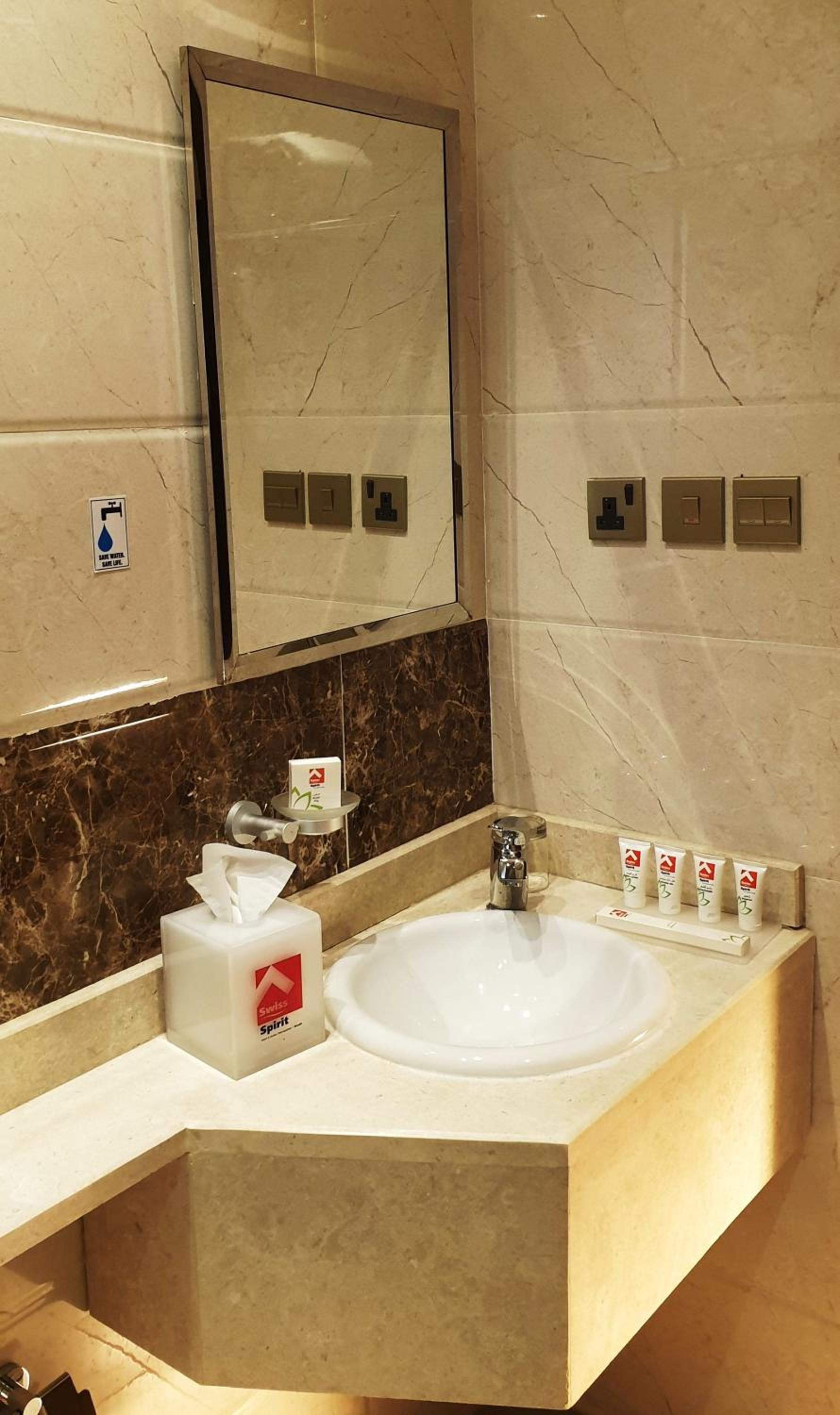 Deluxe King Room - Photo 3