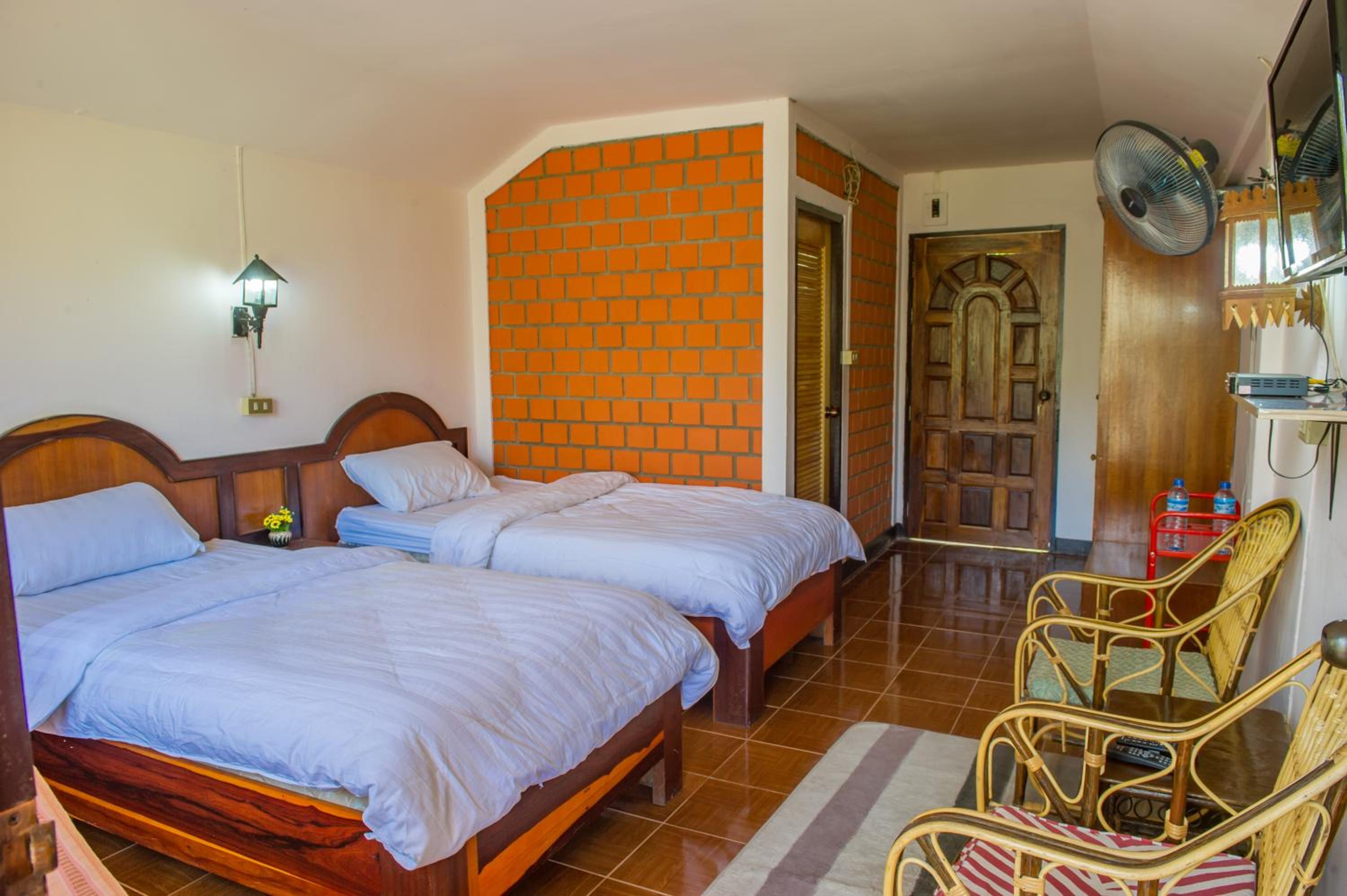Standard Twin Room with Mountain View