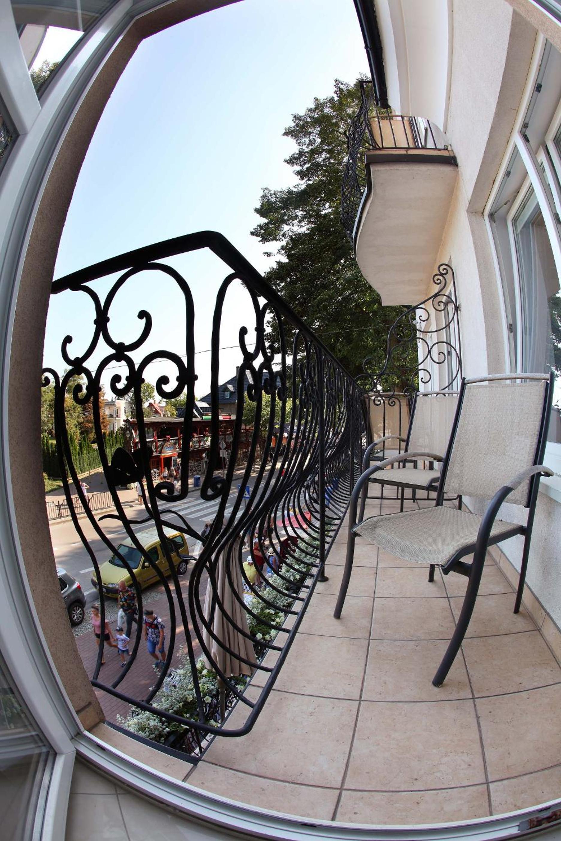 Quadruple Room with Balcony - Photo 3