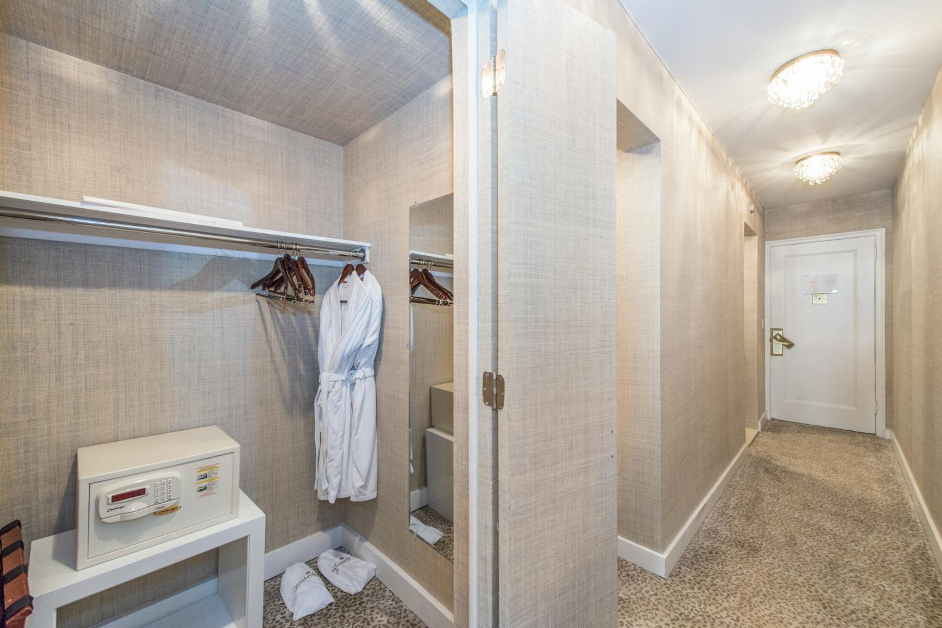 One-Bedroom Suite with Two Queen Beds photo 2