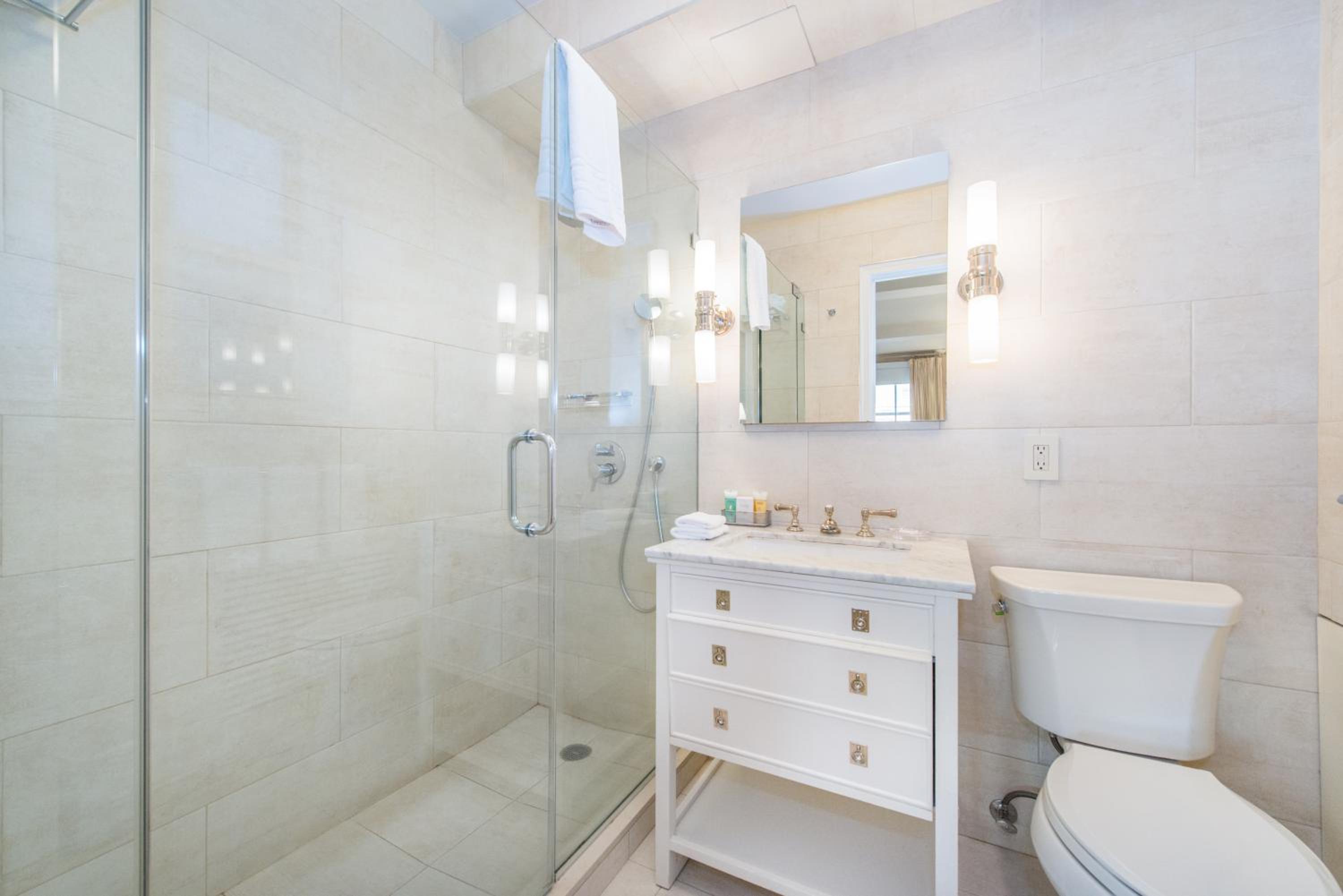 One-Bedroom Suite with Two Queen Beds photo 3