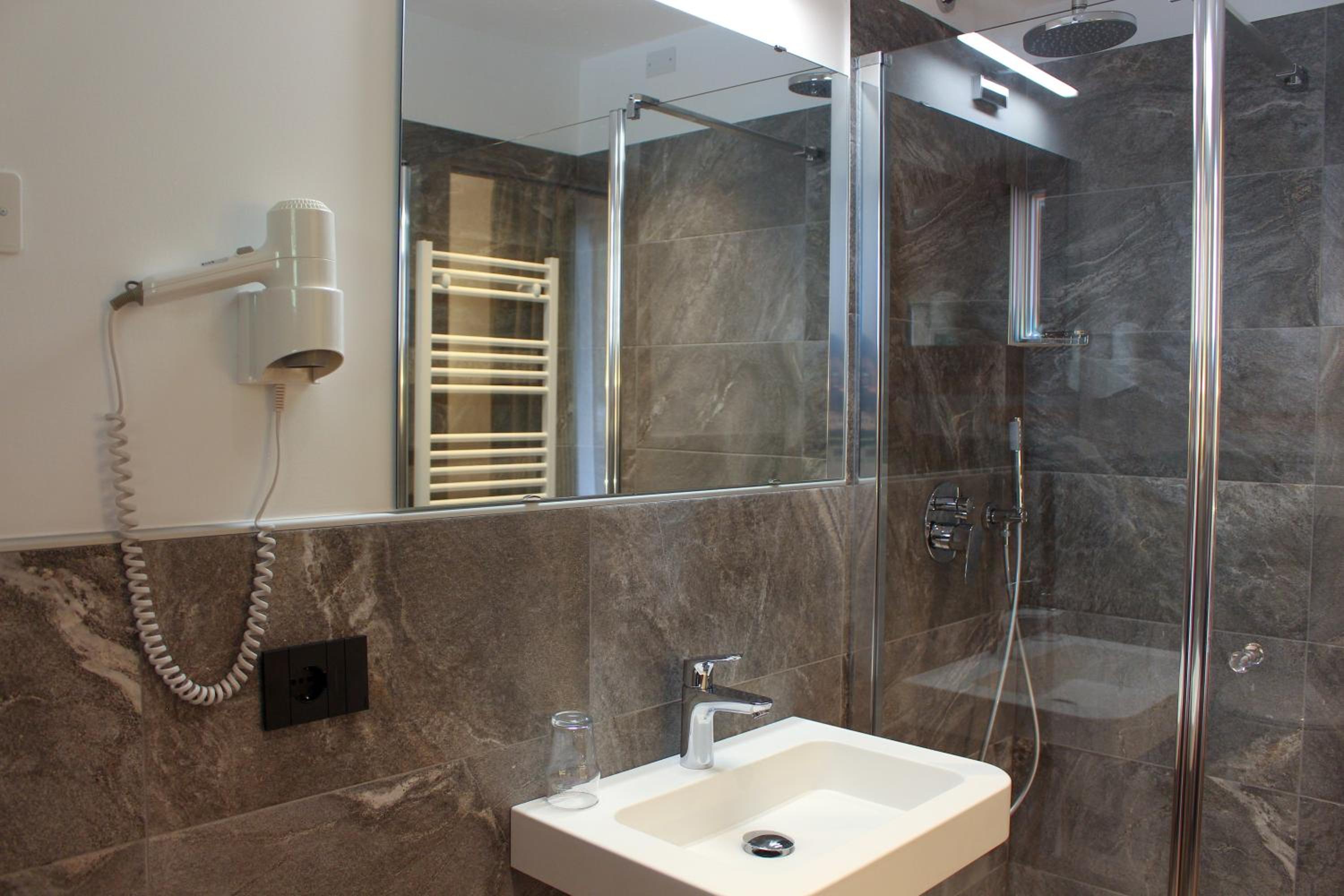 Classic Double or Twin Room - Photo 9