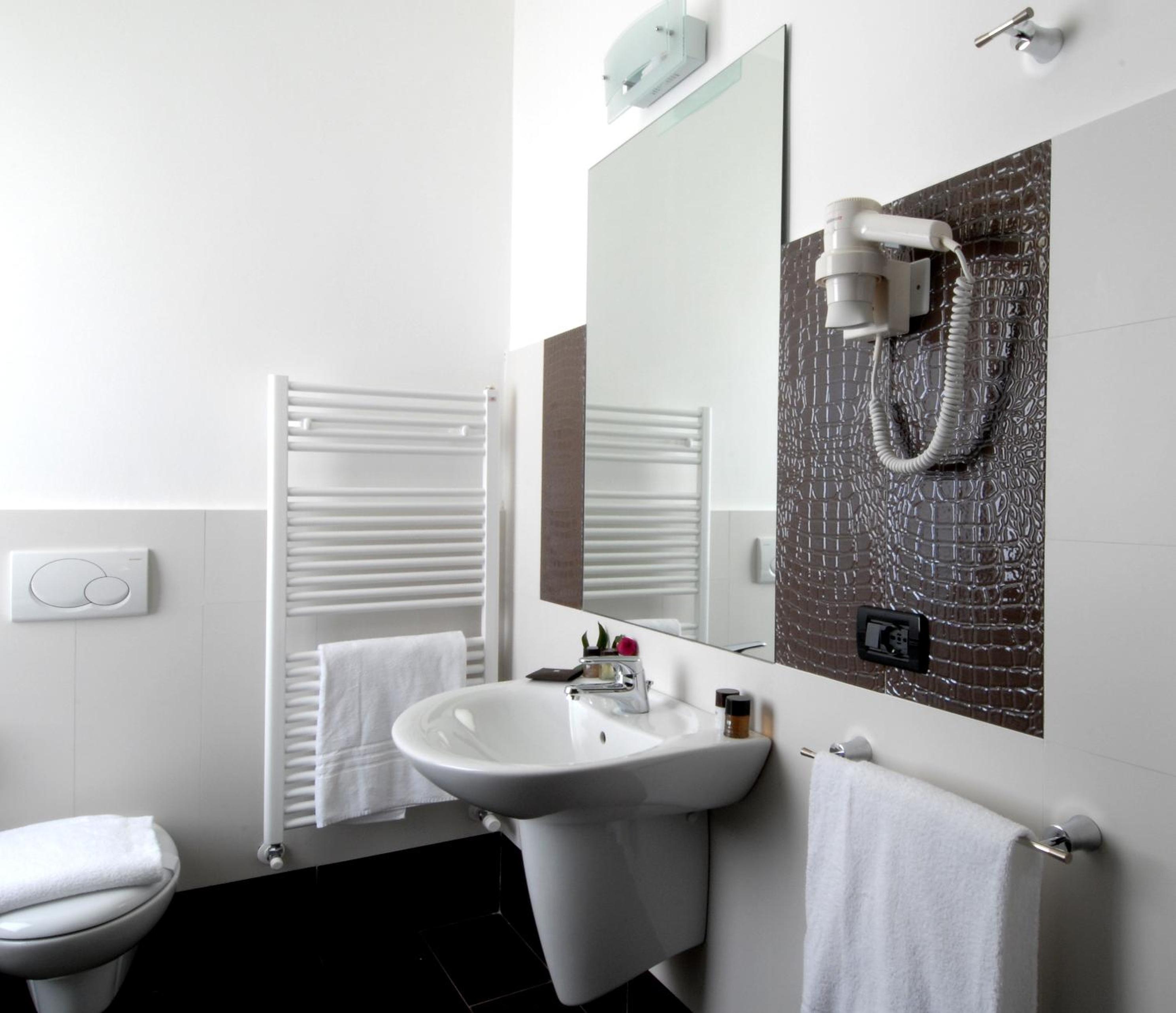 Double or Twin Room thumbnail 6