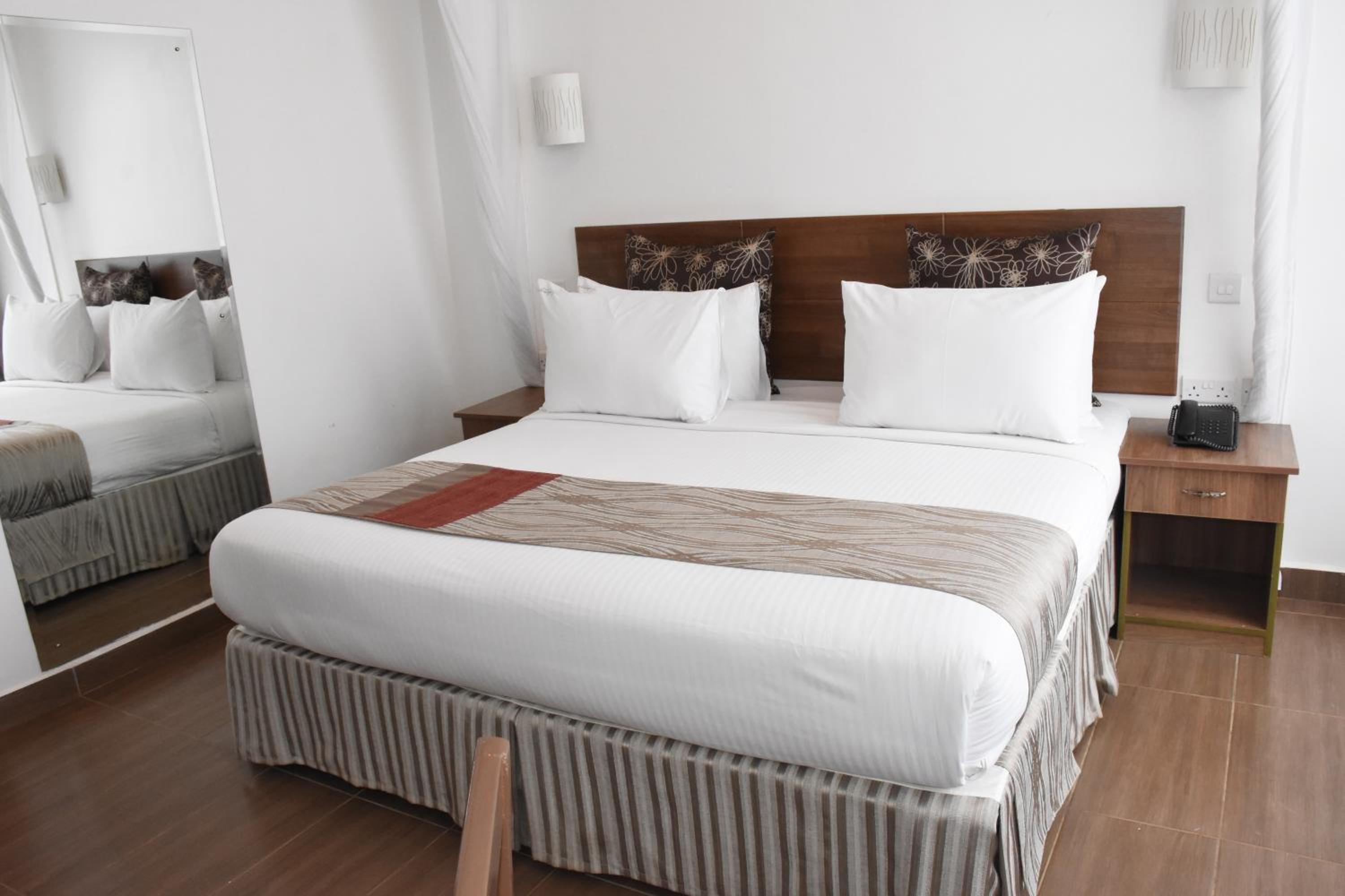 Deluxe Double Room - Photo 13