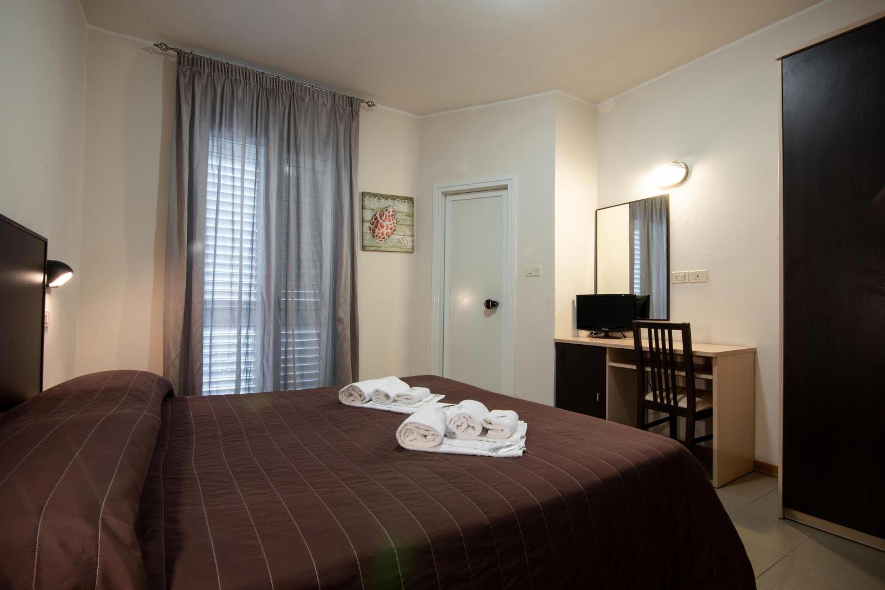 Deluxe Double Room with Side Sea View