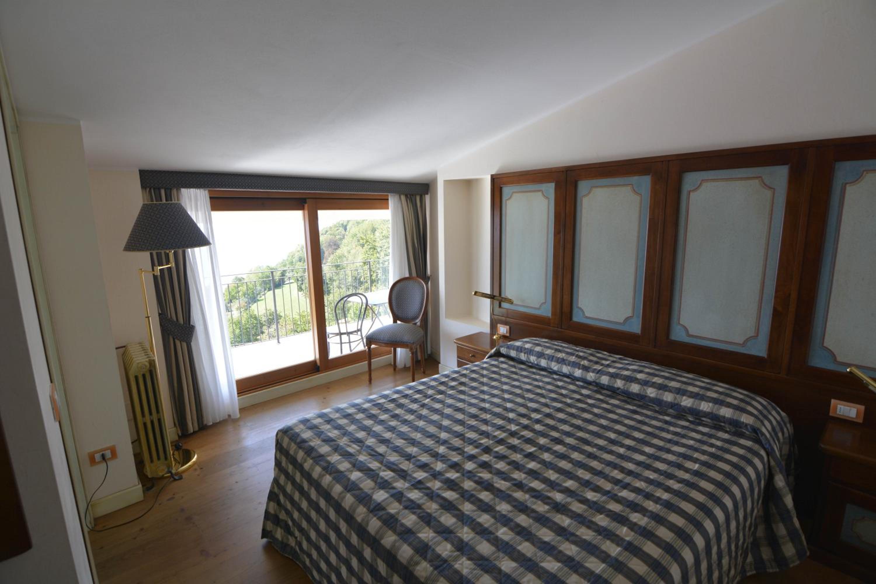 Double Room with Lake View - Photo 11