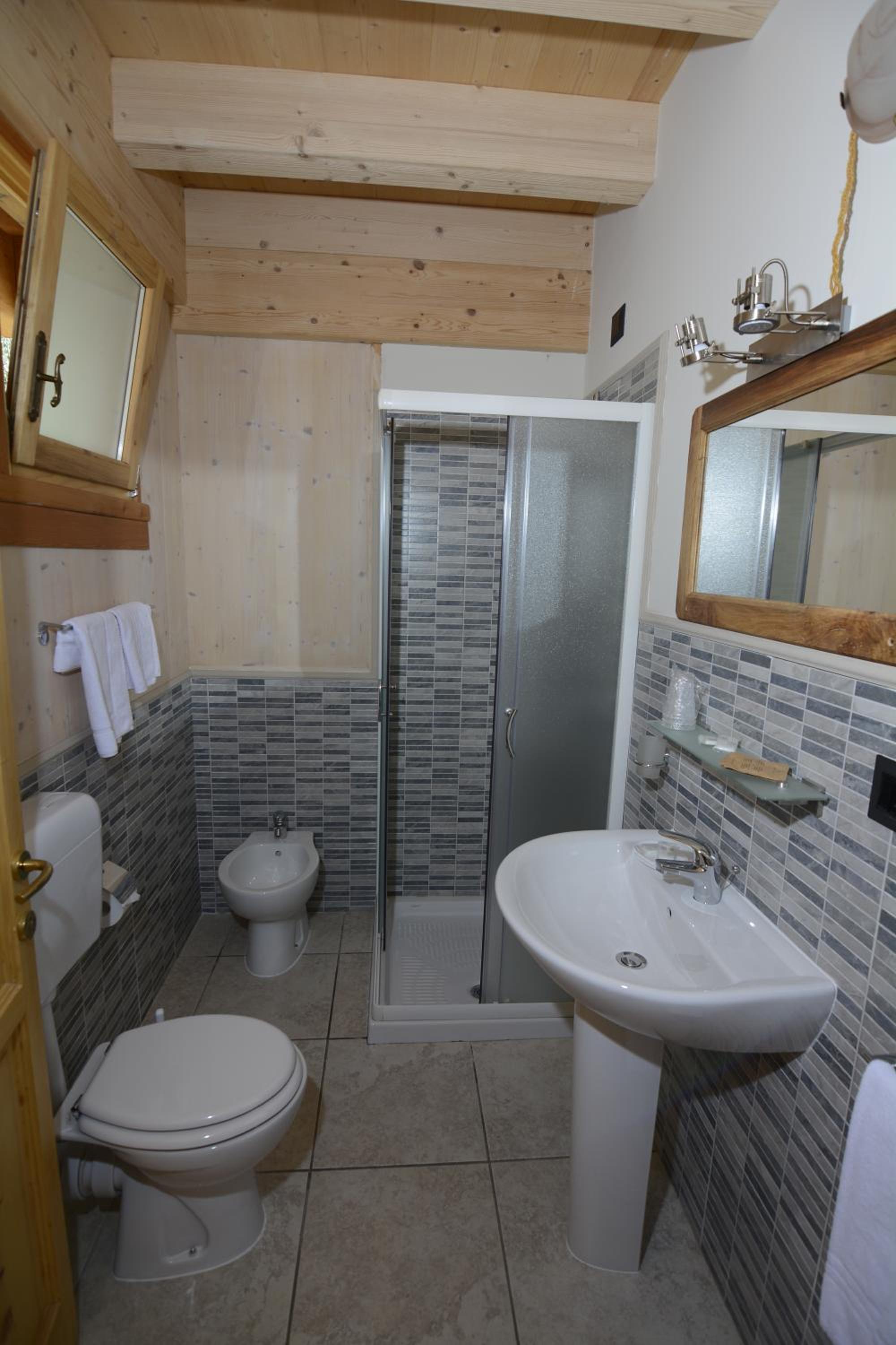 Double Room with Lake View - Photo 8