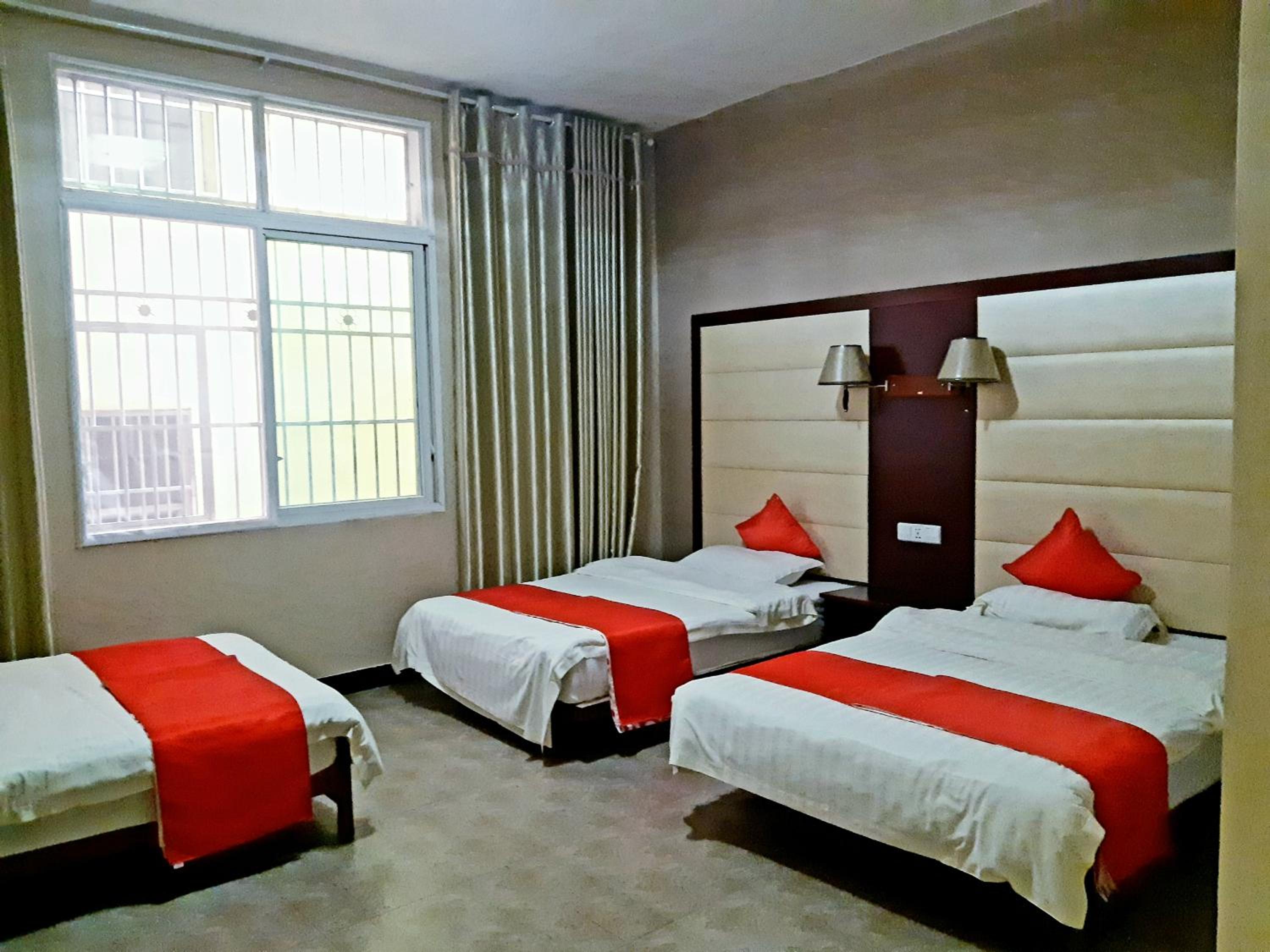 Economy Triple Room photo 2