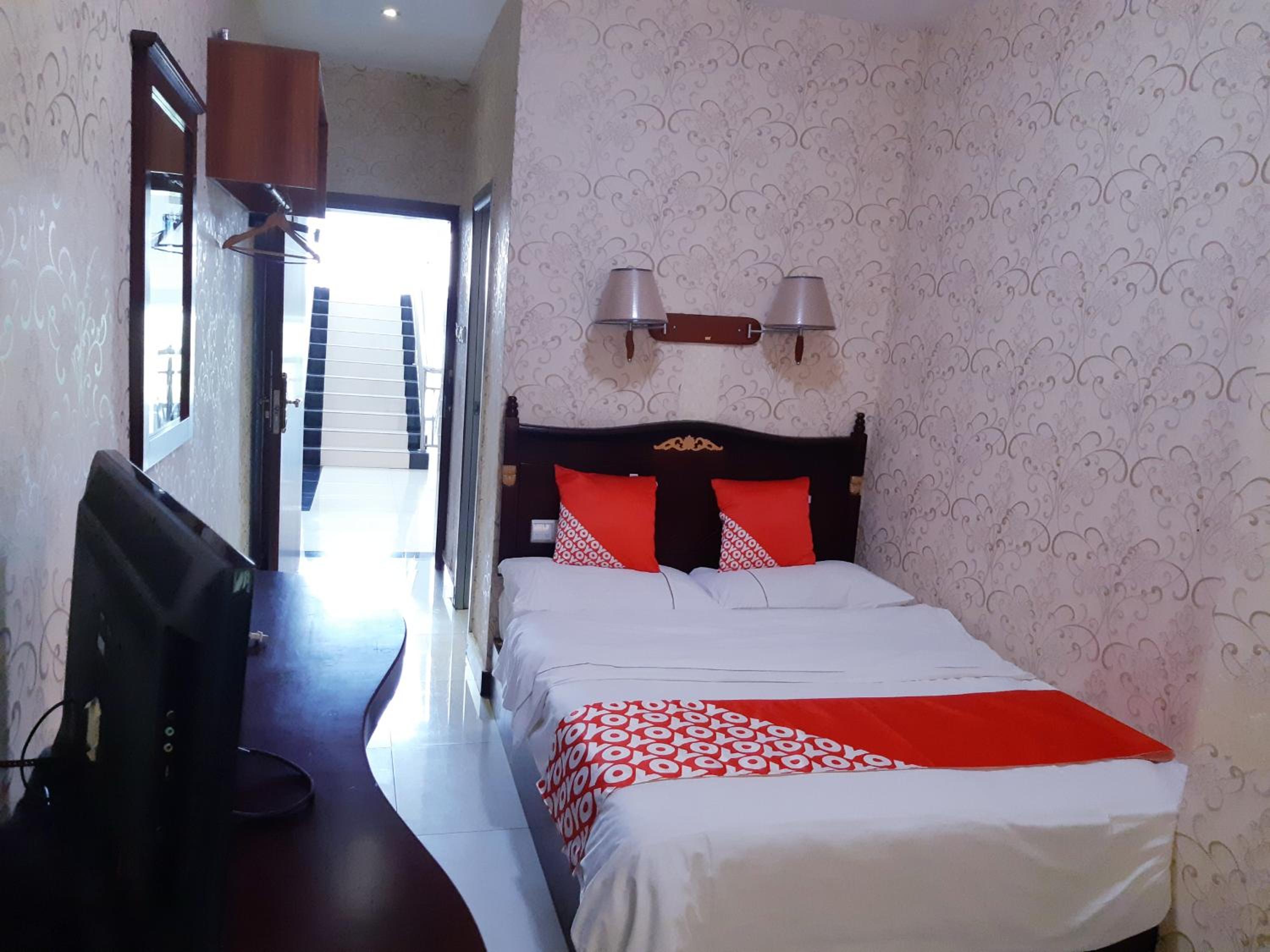 Queen Room photo 2