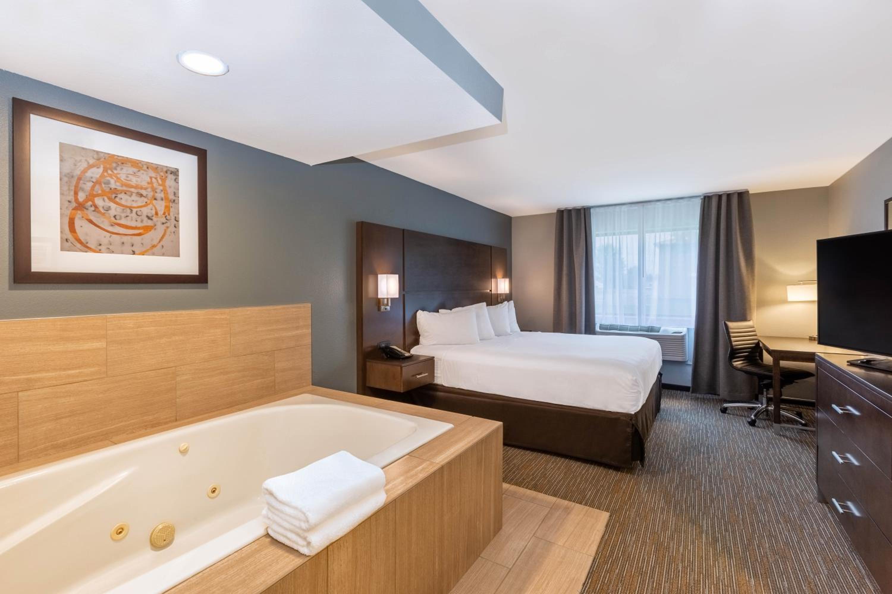 Superior King Suite with Jetted Tub - Non-Smoking