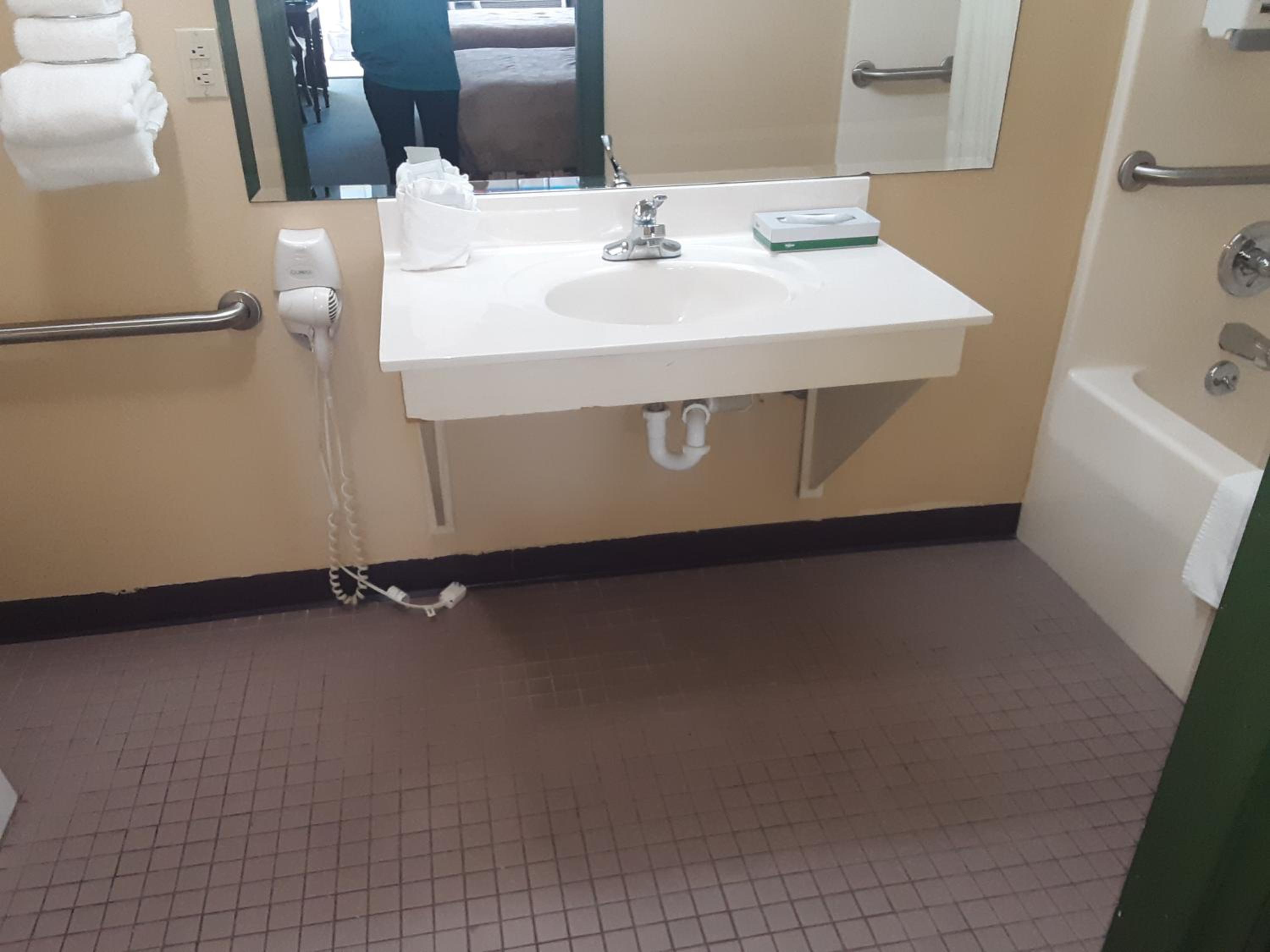 Queen Suite with Tub and Grab Bars - Mobility/Hearing Accessible - Non-Smoking - Photo 5