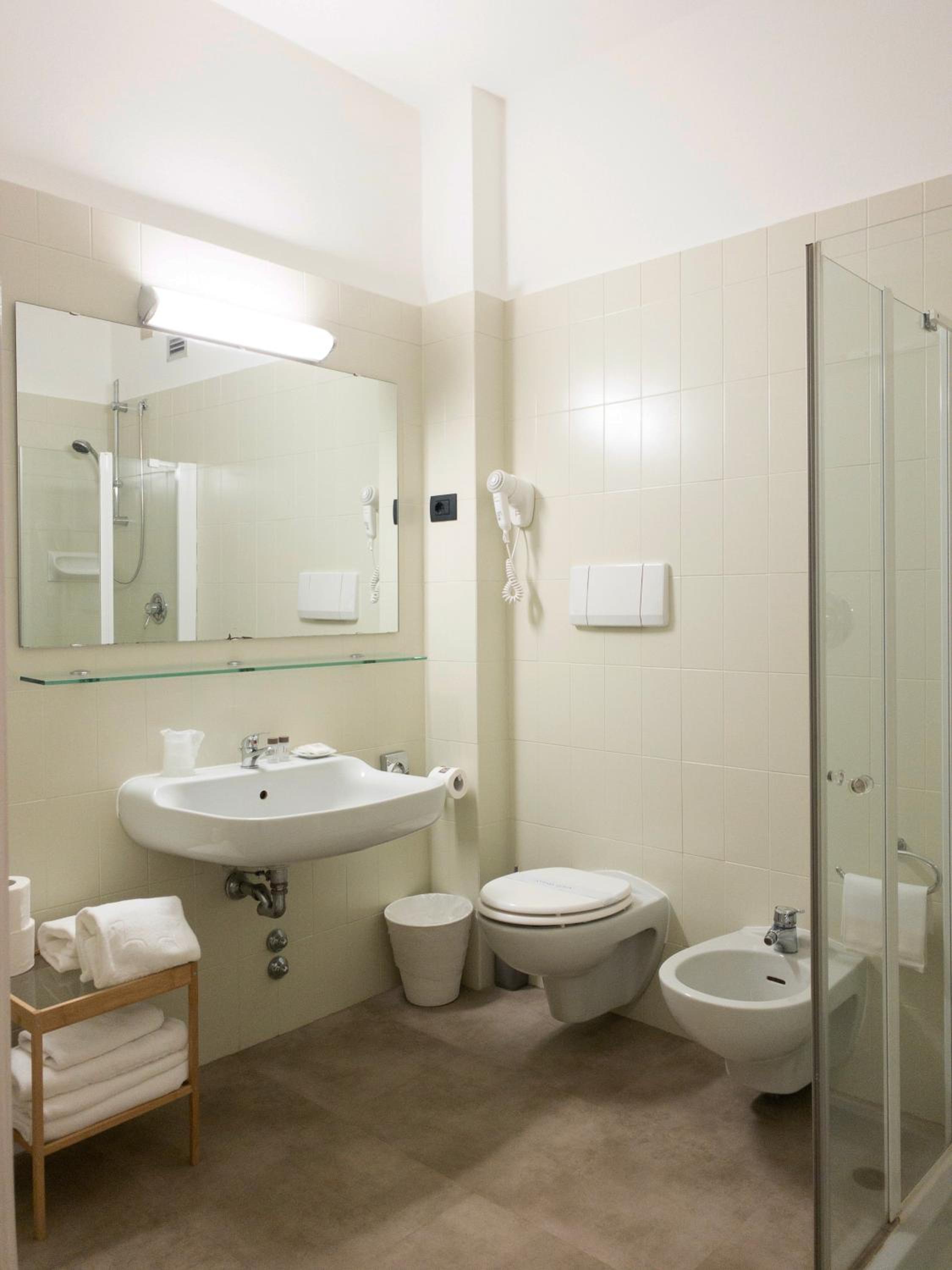 Young Double or Twin Room photo 3