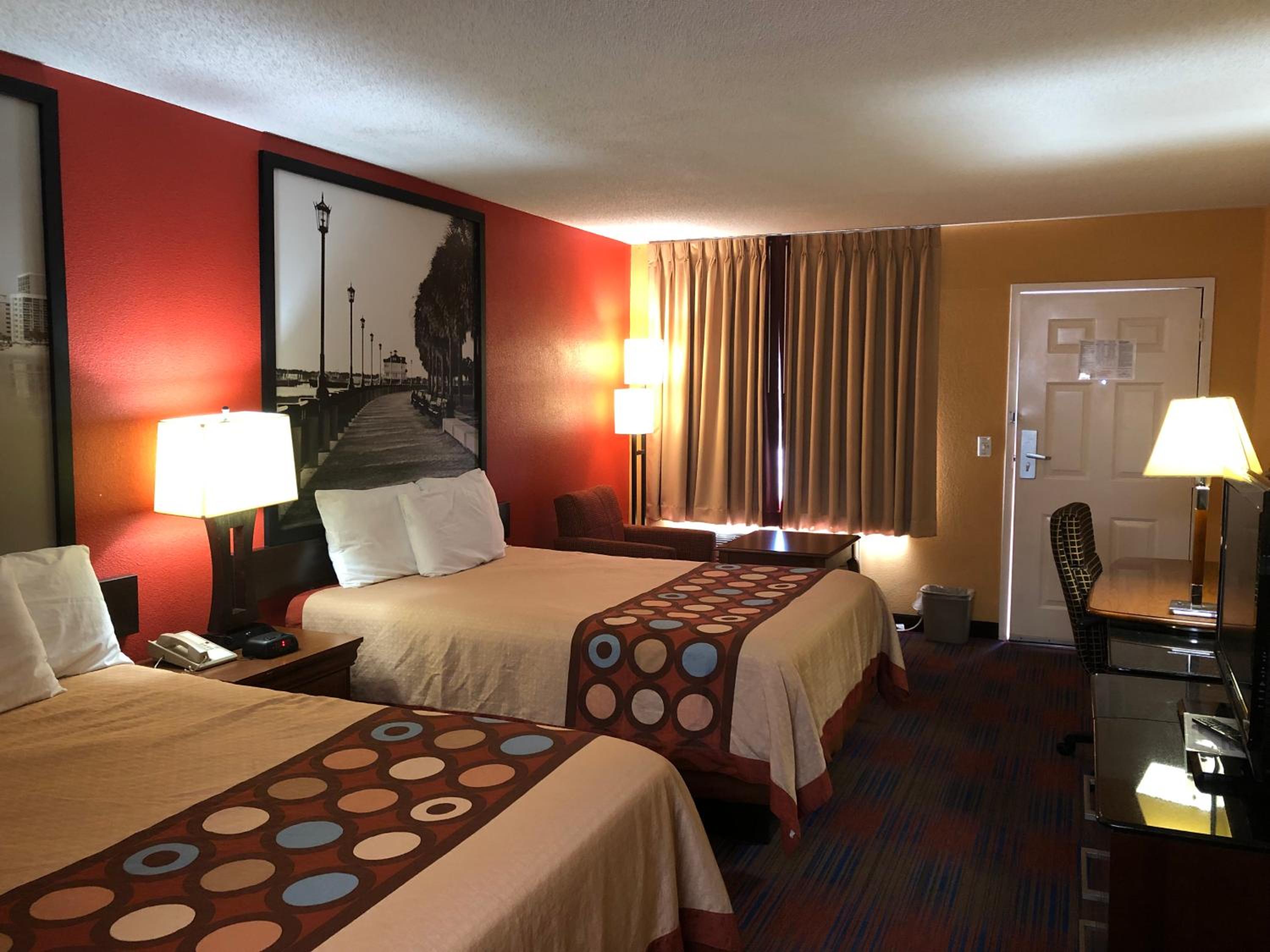 Queen Room with Two Queen Beds - Non-Smoking - Photo 4