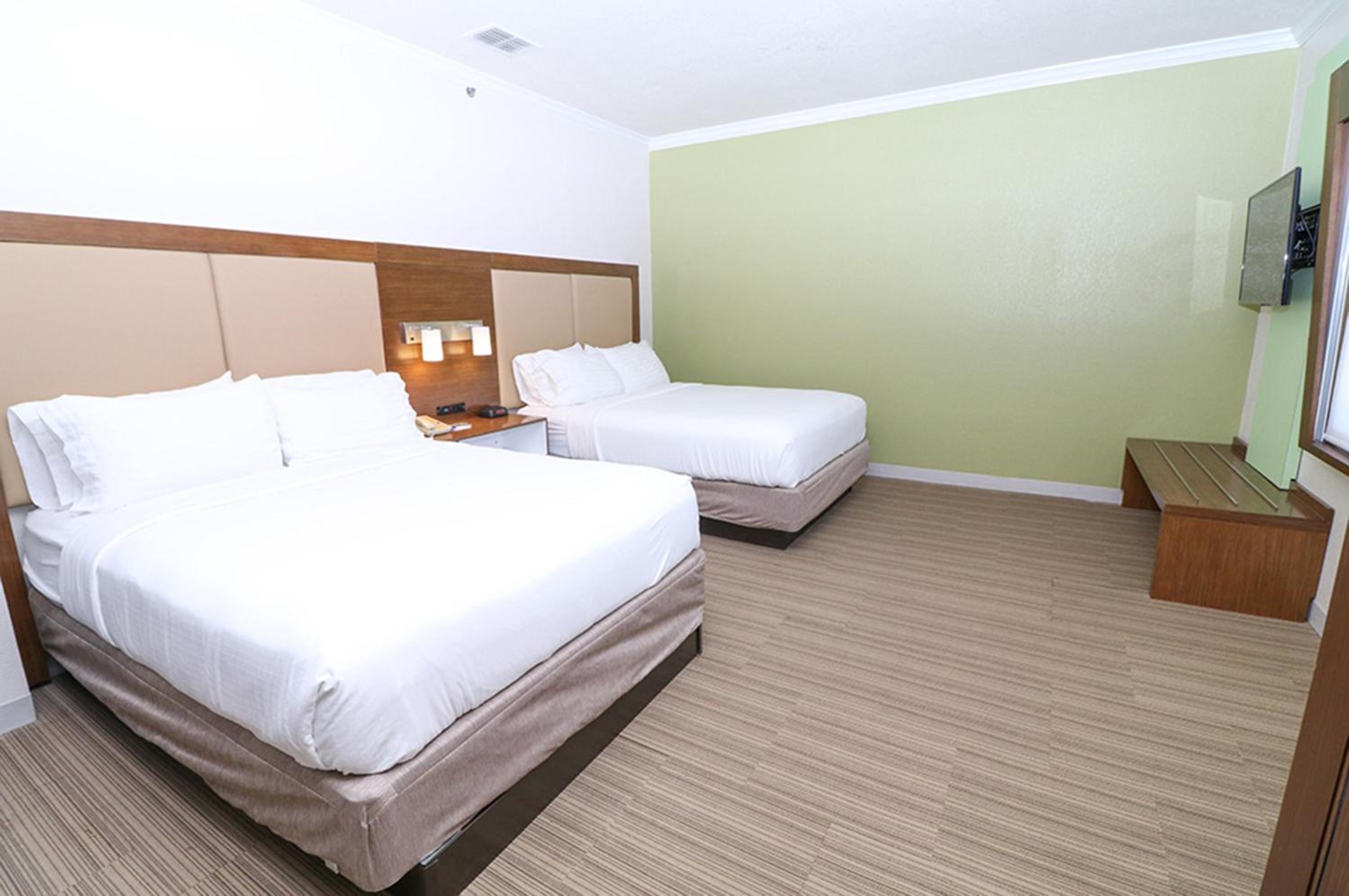 Standard Room with Two Queen Beds - Photo 4