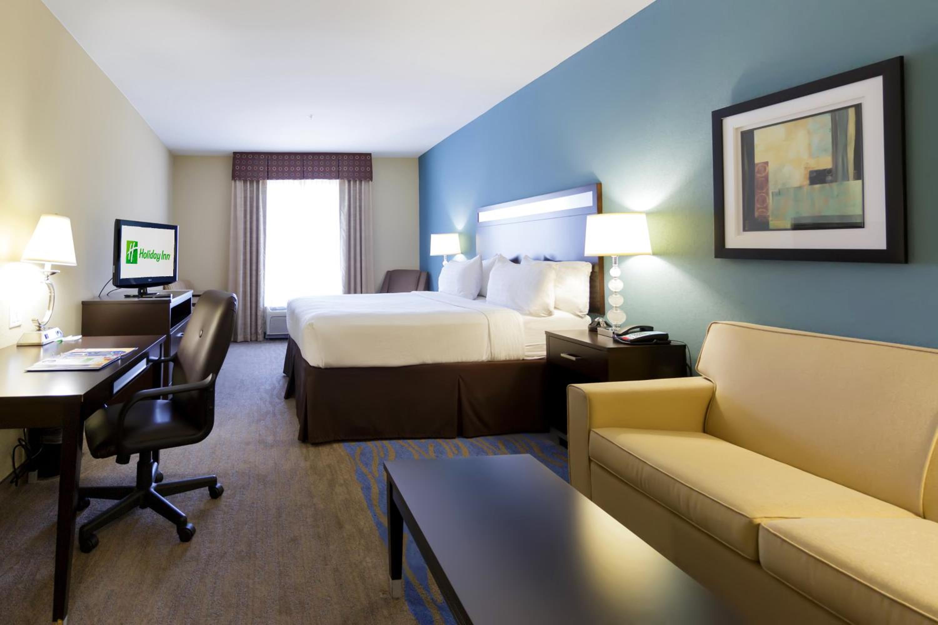 Standard King Room with Sofa Bed - Photo 1