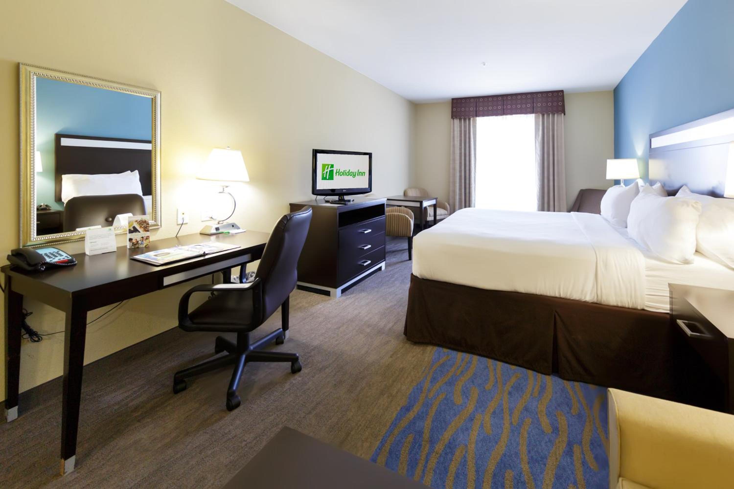 Standard King Room with Sofa Bed - Photo 2