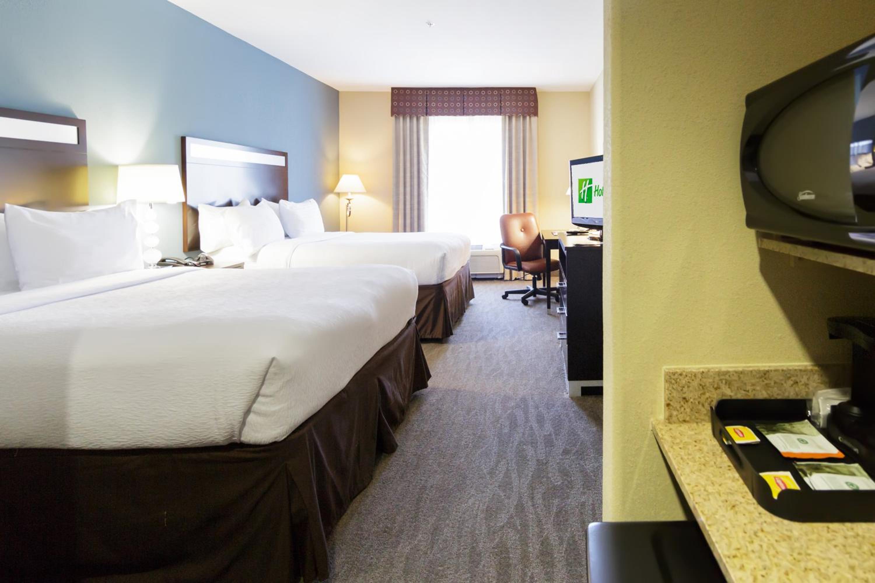 Queen Suite with Two Queen Beds - Photo 2