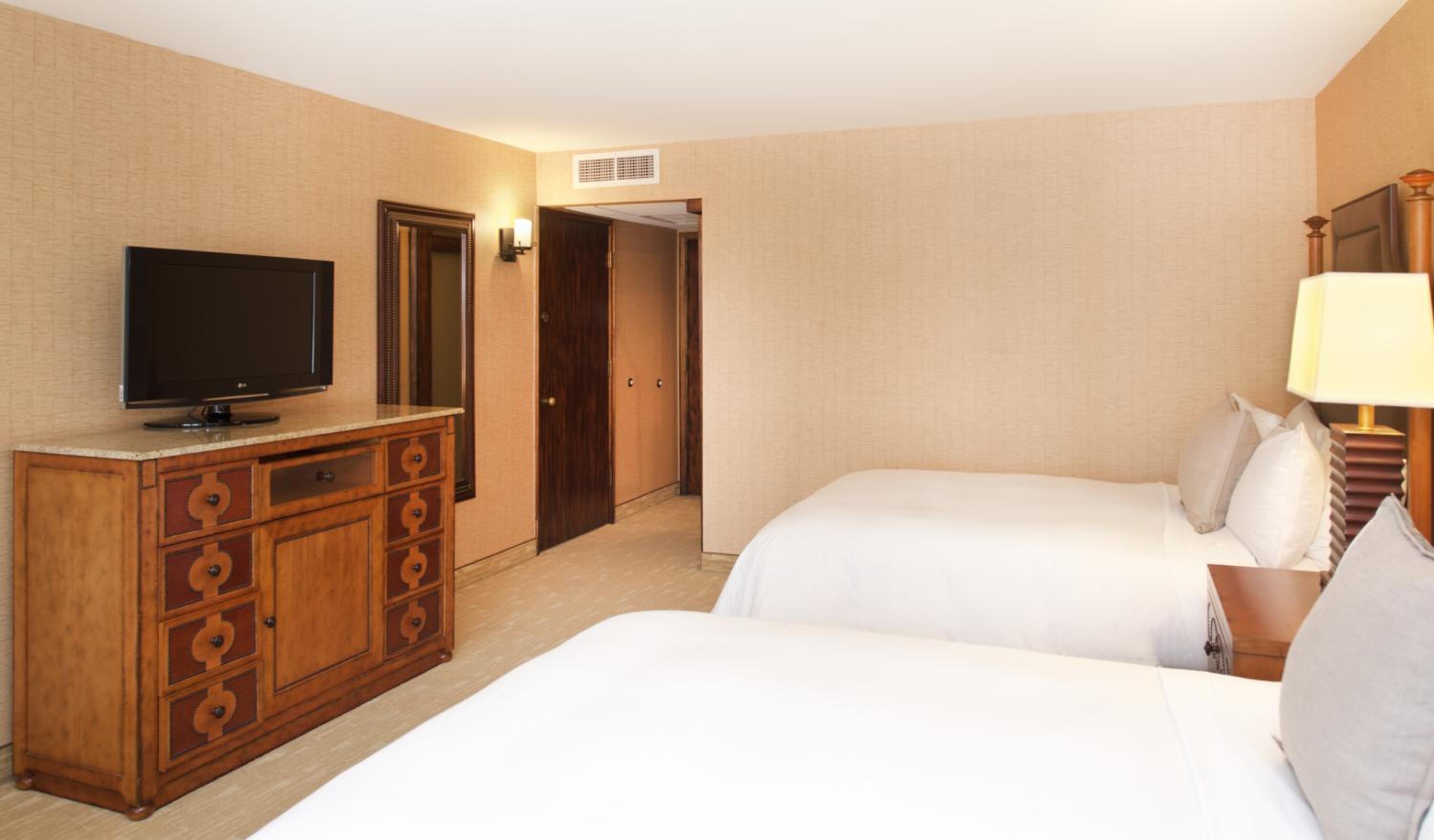 Standard Queen Room with Two Queen Beds - Photo 3