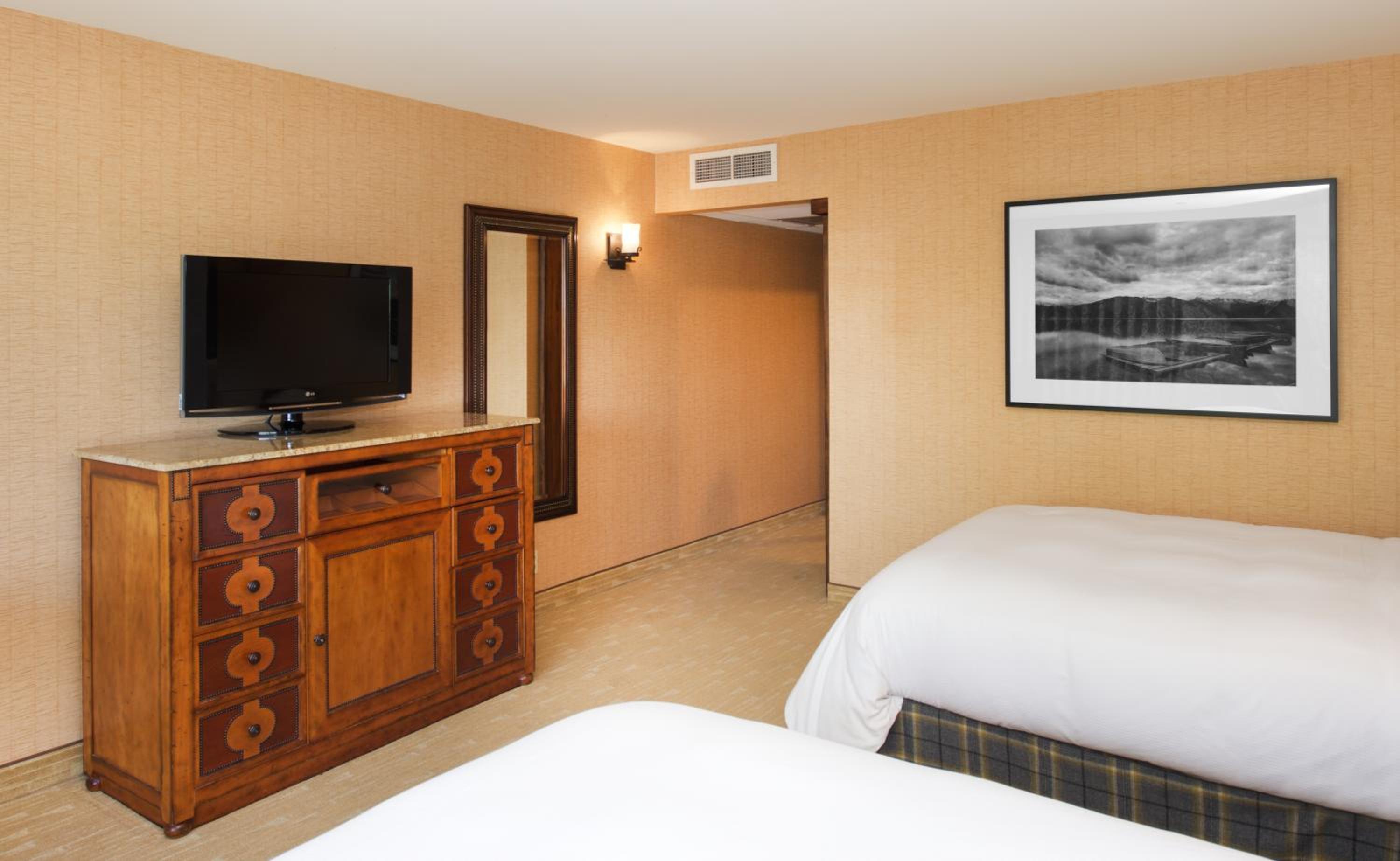 Standard Queen Room with Two Queen Beds - Photo 5