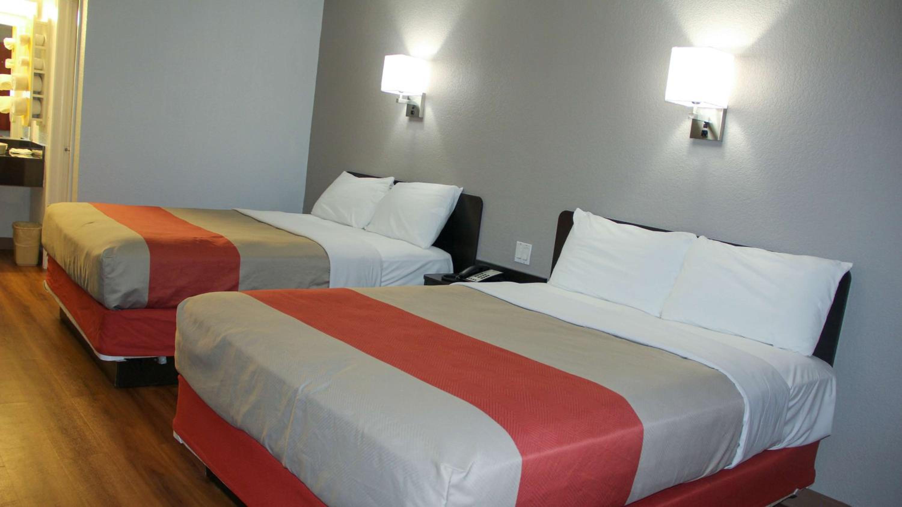 Queen Room With Two Queen Beds - Smoking photo 2