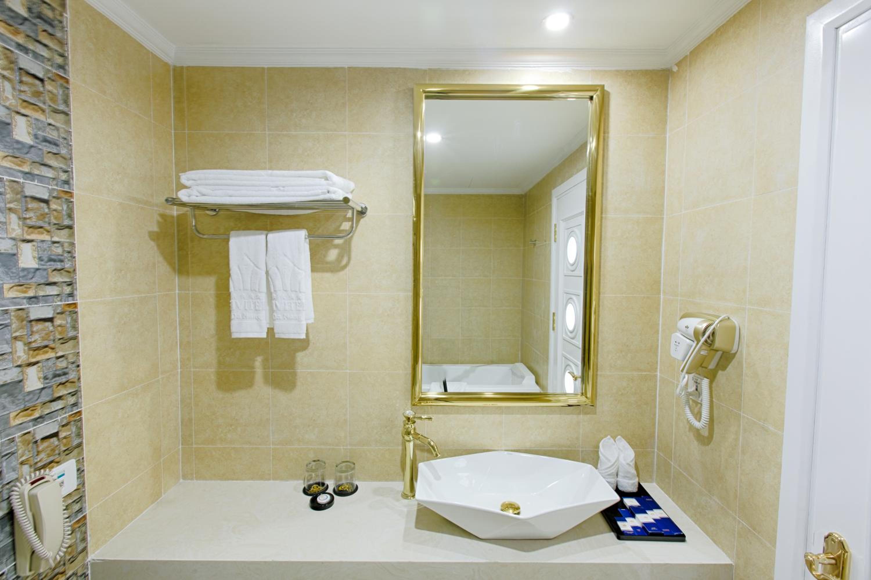 Deluxe Twin Room with Balcony and City View photo 2