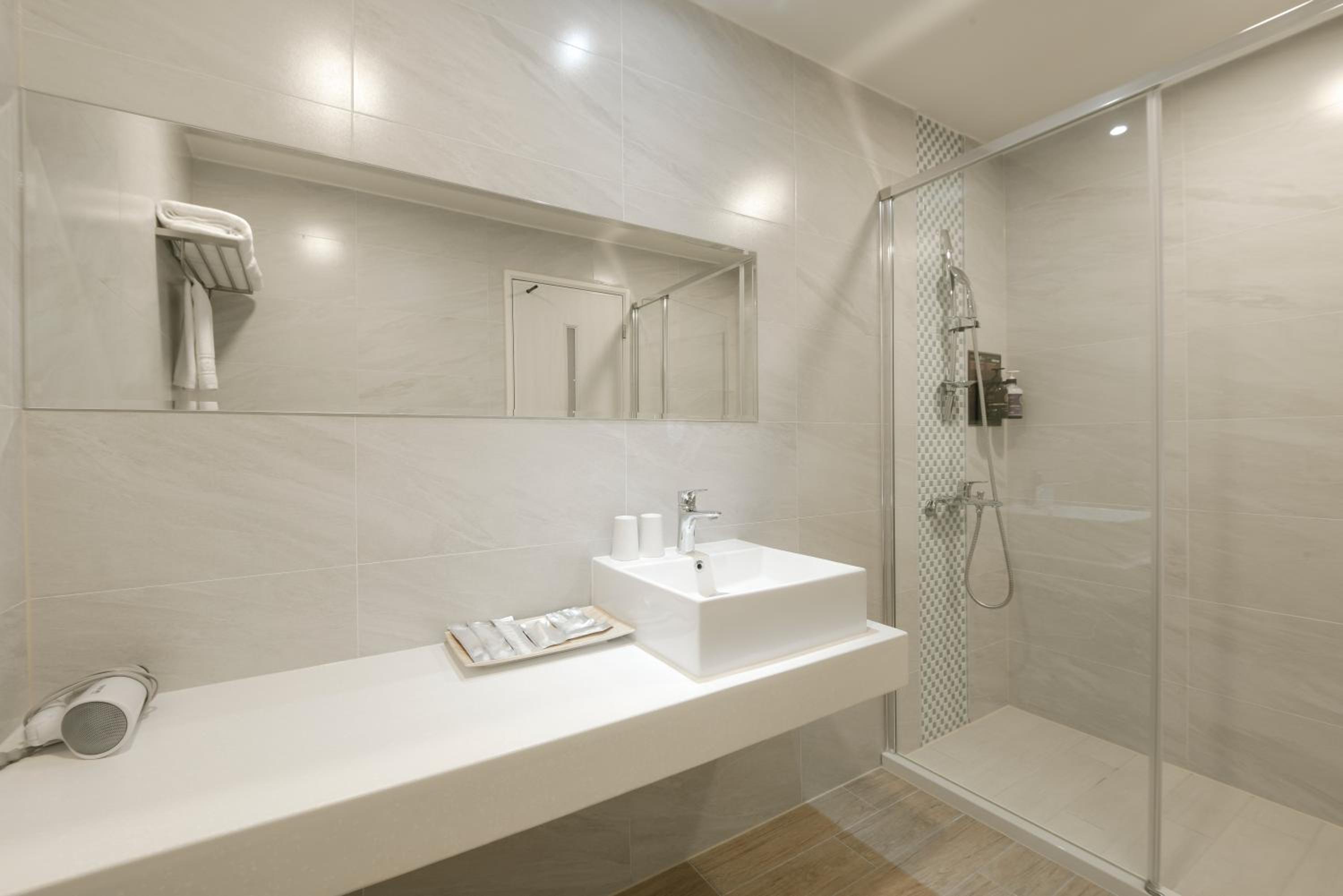 Deluxe Double Room with Balcony - Photo 4