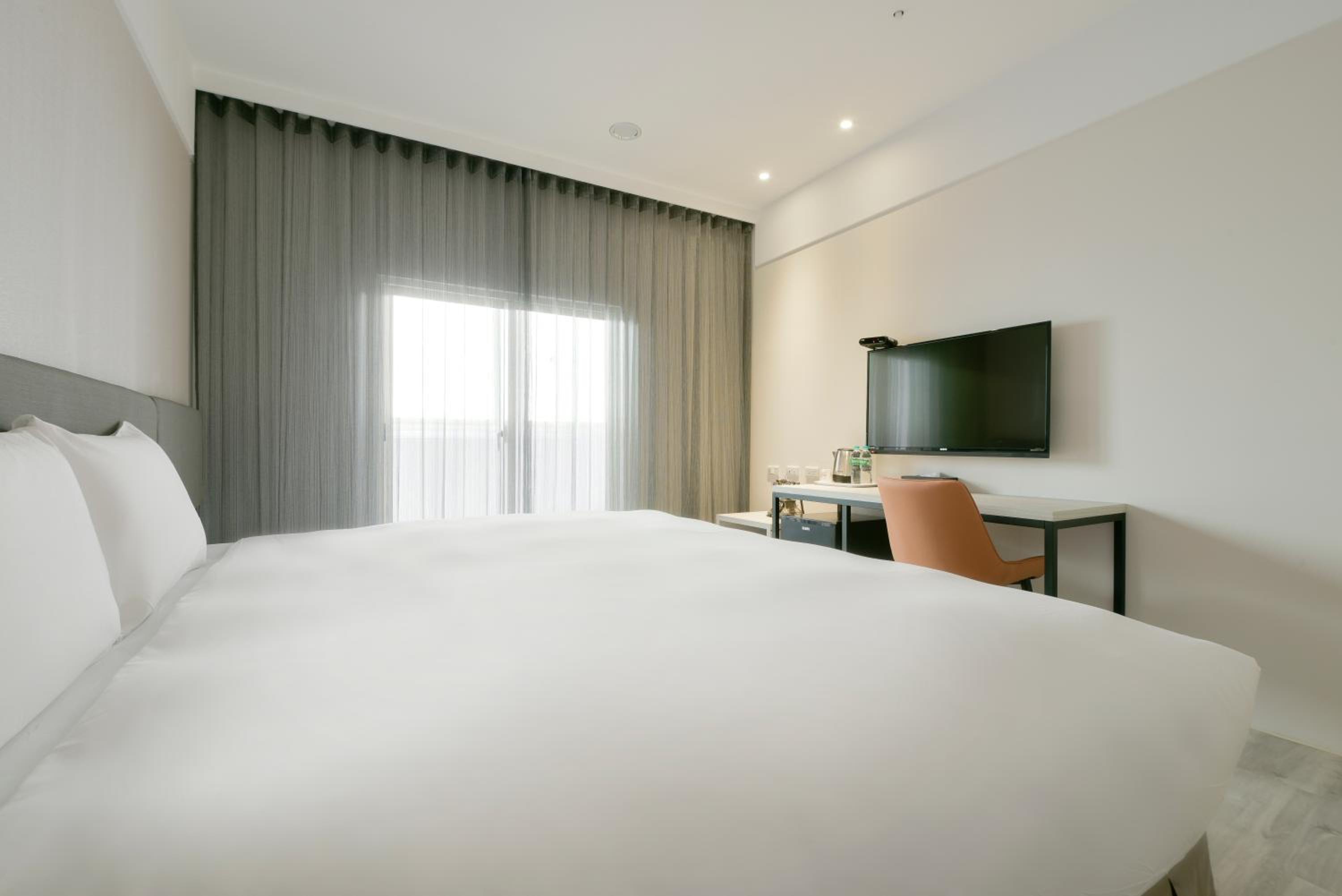 Deluxe Double Room with Balcony - Photo 6