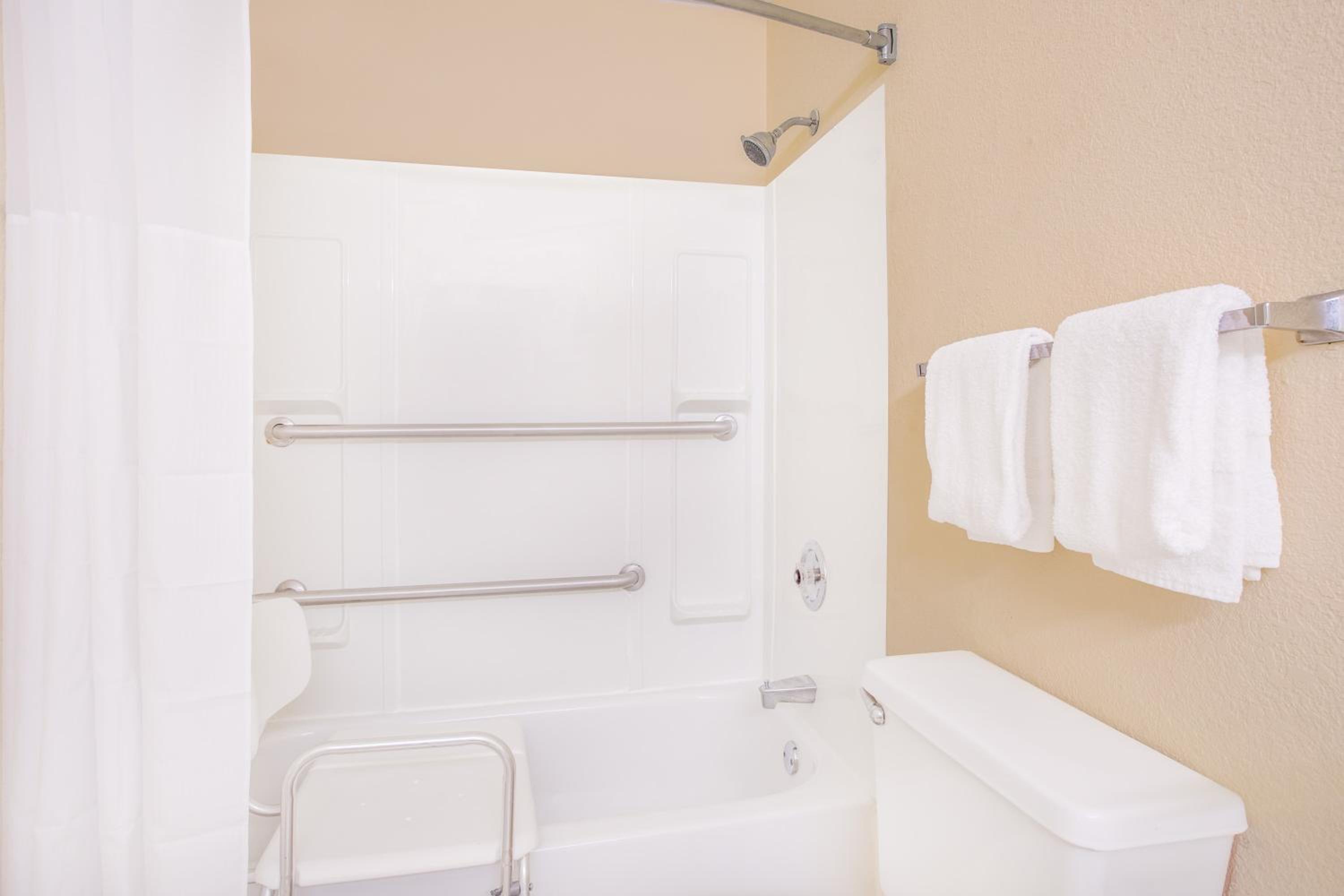 King Room with Bath Tub - Mobility Accessible/Non-Smoking photo 3