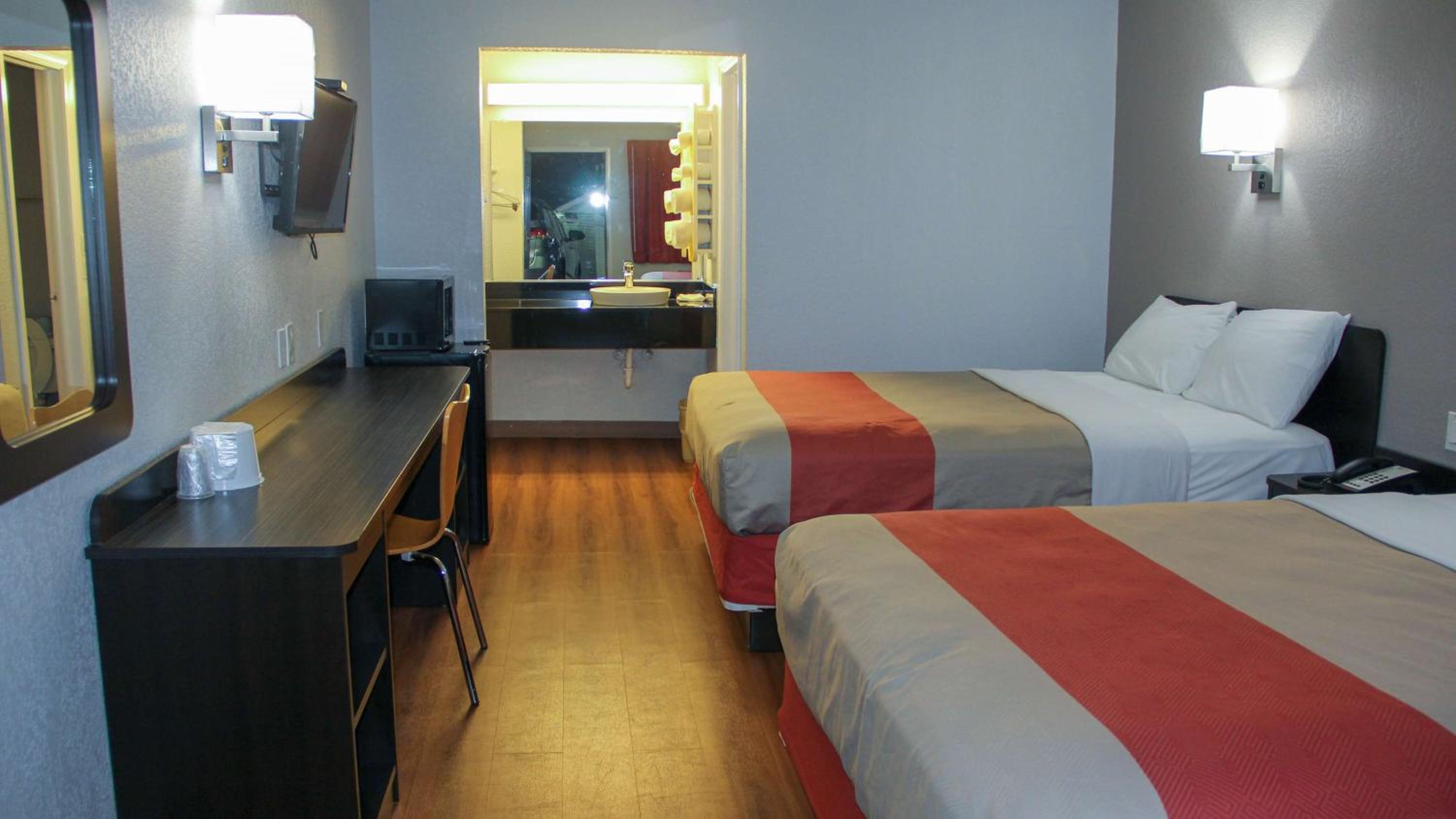 Queen Room With Two Queen Beds - Smoking photo 1