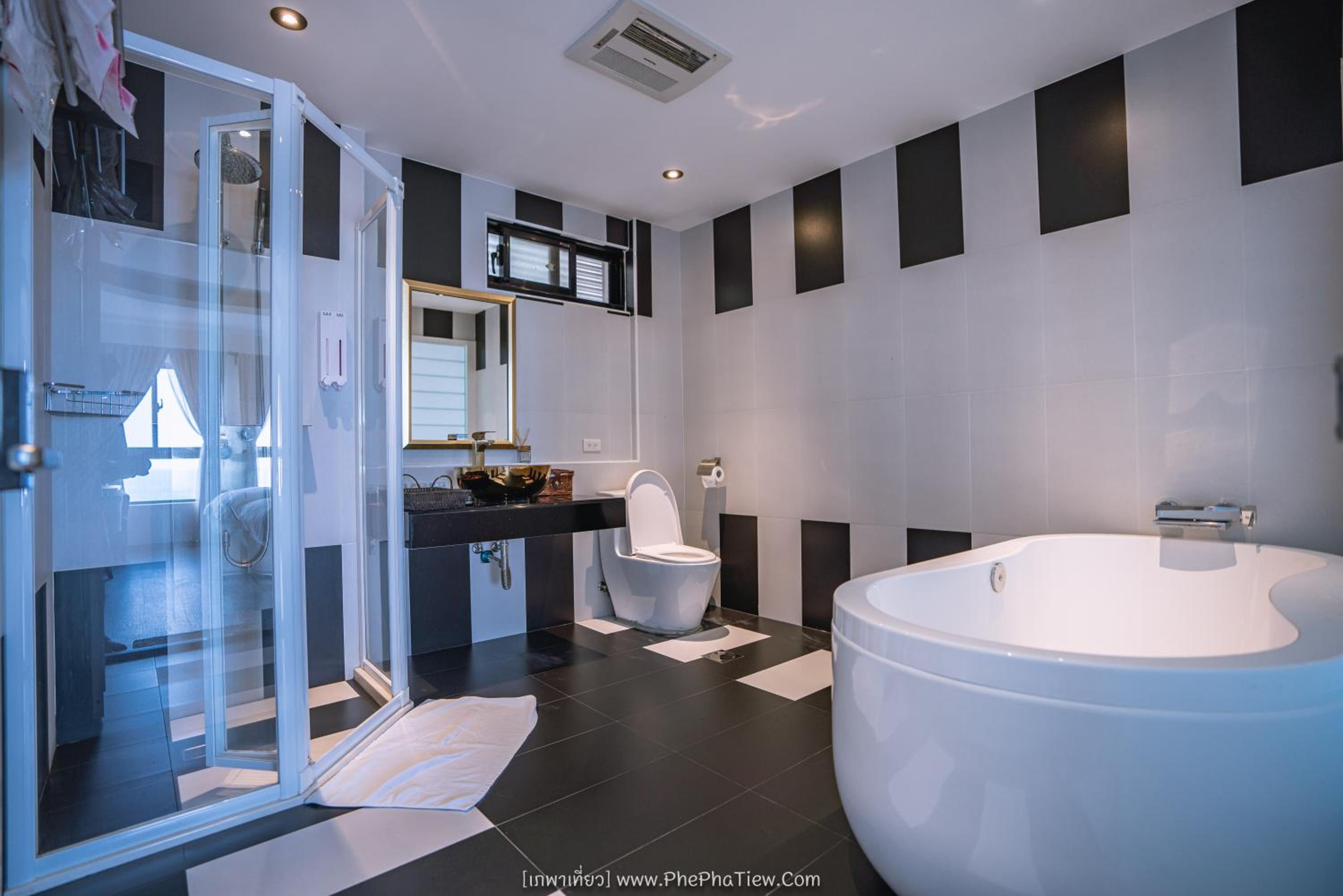 Eight-Bedroom House - Photo 14