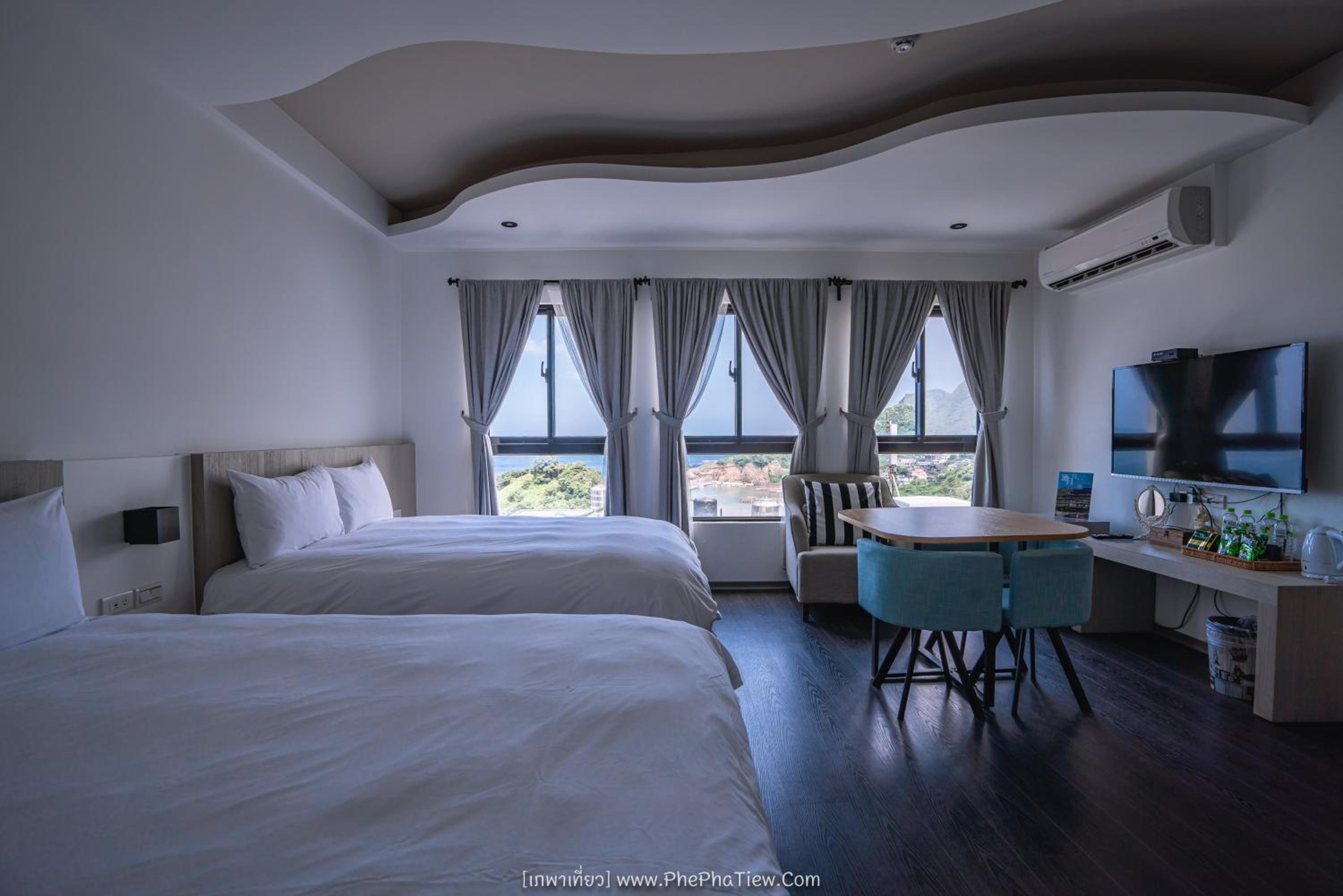 Eight-Bedroom House - Photo 8