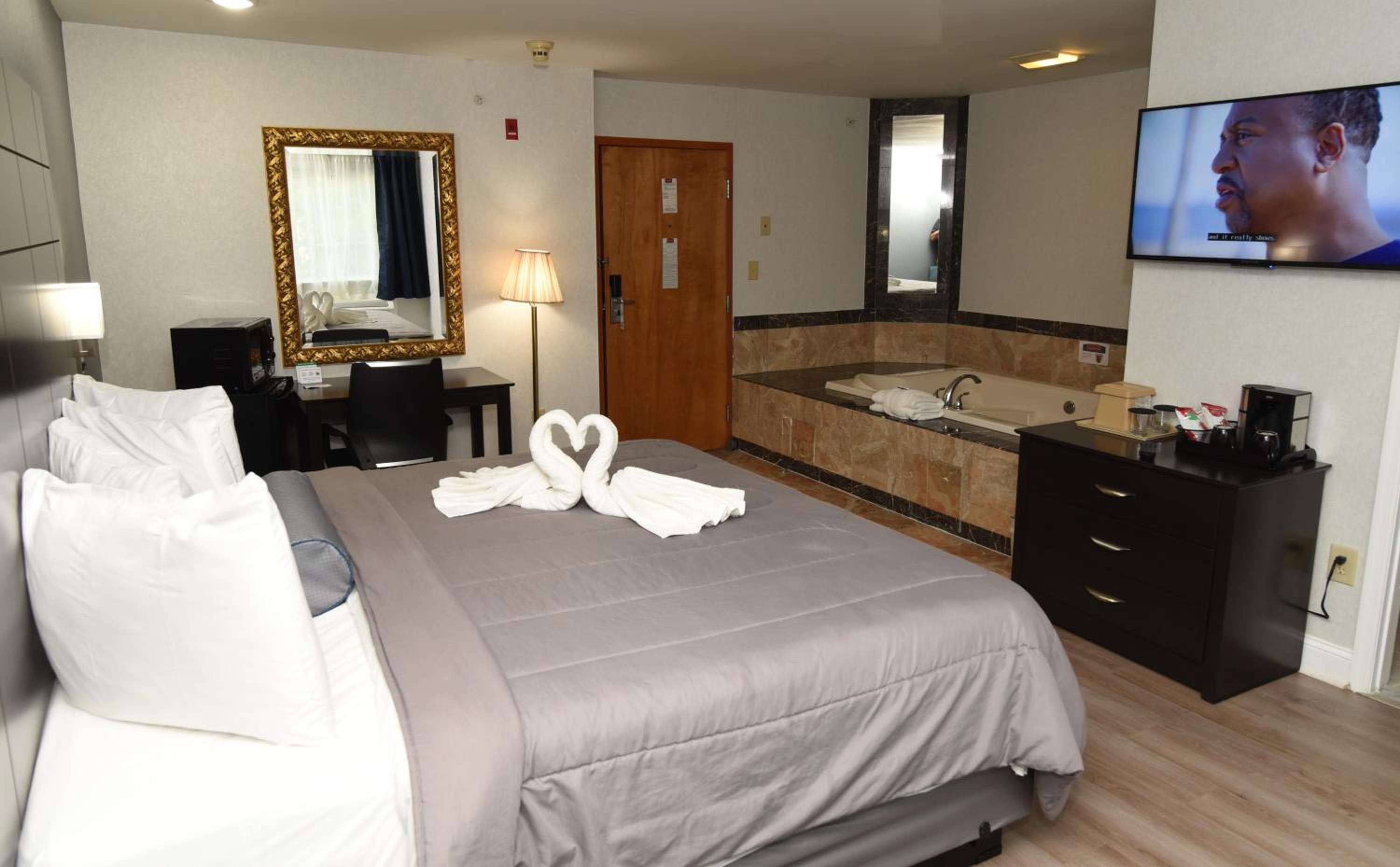 Deluxe King Room with Spa Bath- Non-Smoking
